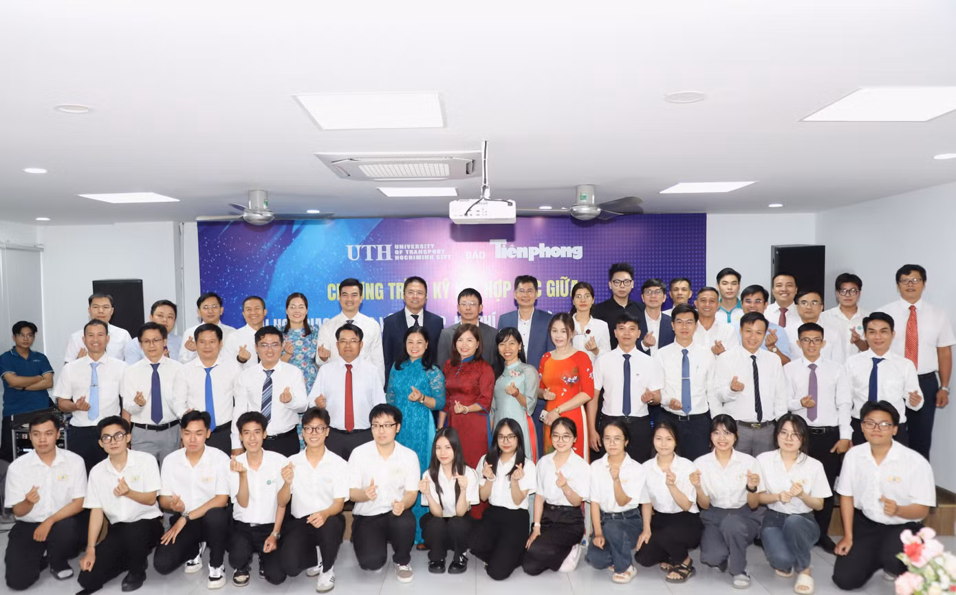 Đại biểu và các sinh viên UTH chụp ảnh lưu niệm kết thúc buổi lễ. Ảnh: Ngô Tùng.