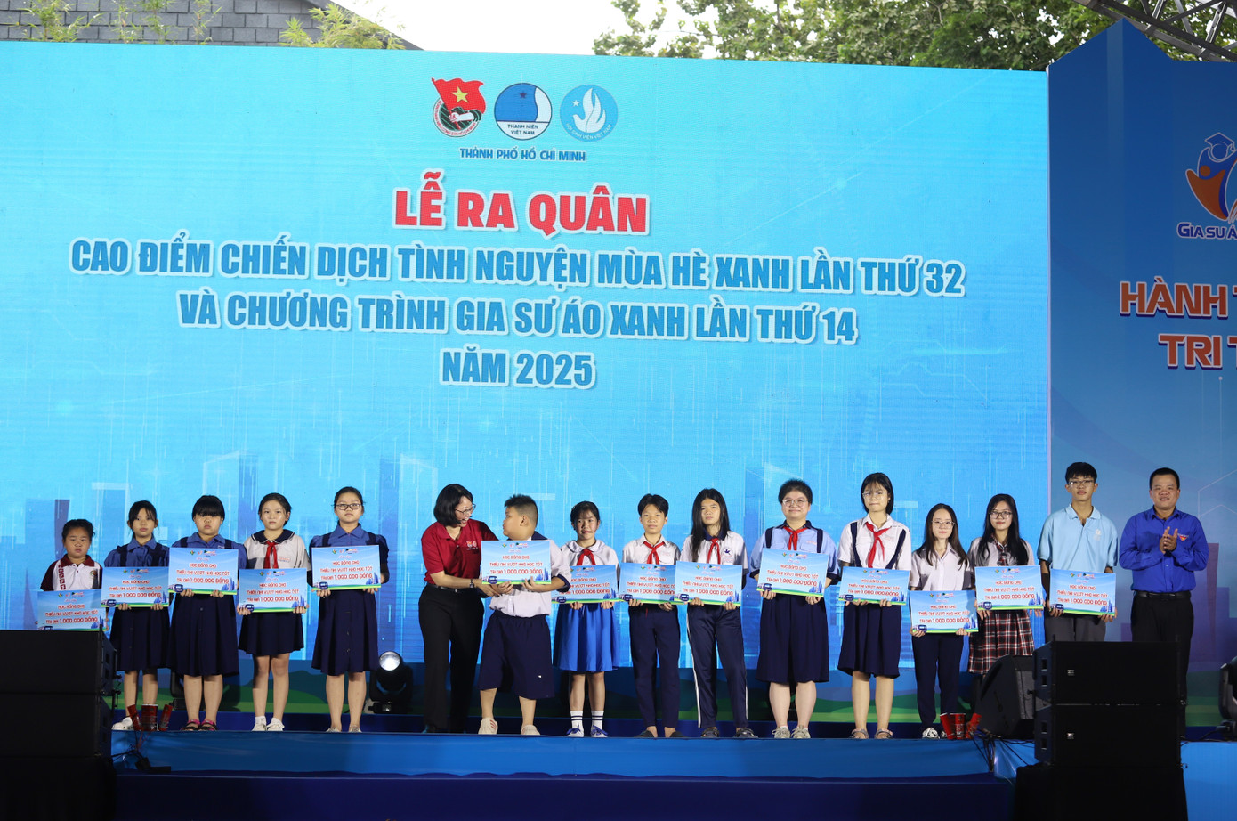 Đại diện lãnh đạo TPHCM và Trung ương Đoàn TNCS Hồ Chí Minh trao học bổng cho học sinh có hoàn cảnh khó khăn. Đại diện lãnh đạo TPHCM và Trung ương Đoàn TNCS Hồ Chí Minh trao học bổng cho học sinh có hoàn cảnh khó khăn.