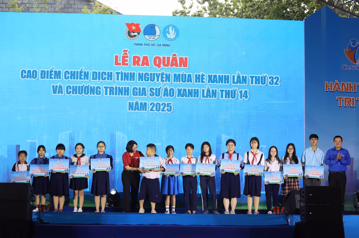 Đại diện lãnh đạo TPHCM và Trung ương Đoàn TNCS Hồ Chí Minh trao học bổng cho học sinh có hoàn cảnh khó khăn.