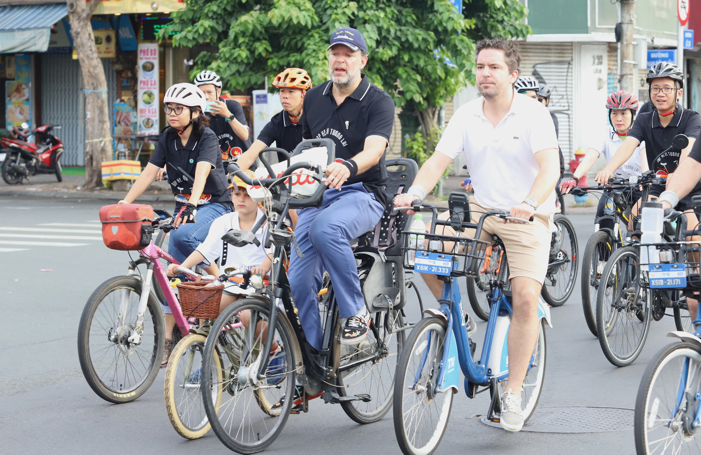 Ông Daniel Coenraad Stork (giữa) - Tổng Lãnh sự quán Vương quốc Hà Lan tại TPHCM bày tỏ: “Tôi cảm thấy rất tự hào về hai bạn trẻ này cũng như các bạn vận động viên, những người yêu thích bộ môn thể thao đạp xe".