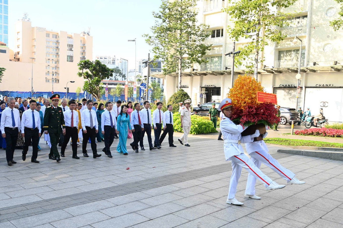 Đoàn đại biểu TPHCM dâng hoa tưởng nhớ Chủ tịch Hồ Chí Minh, Anh hùng giải phóng dân tộc, lãnh tụ thiên tài của Đảng và nhân dân, nhà văn hóa kiệt xuất của Việt Nam. Đoàn đại biểu TPHCM dâng hoa tưởng nhớ Chủ tịch Hồ Chí Minh, Anh hùng giải phóng dân tộc, lãnh tụ thiên tài của Đảng và nhân dân, nhà văn hóa kiệt xuất của Việt Nam.