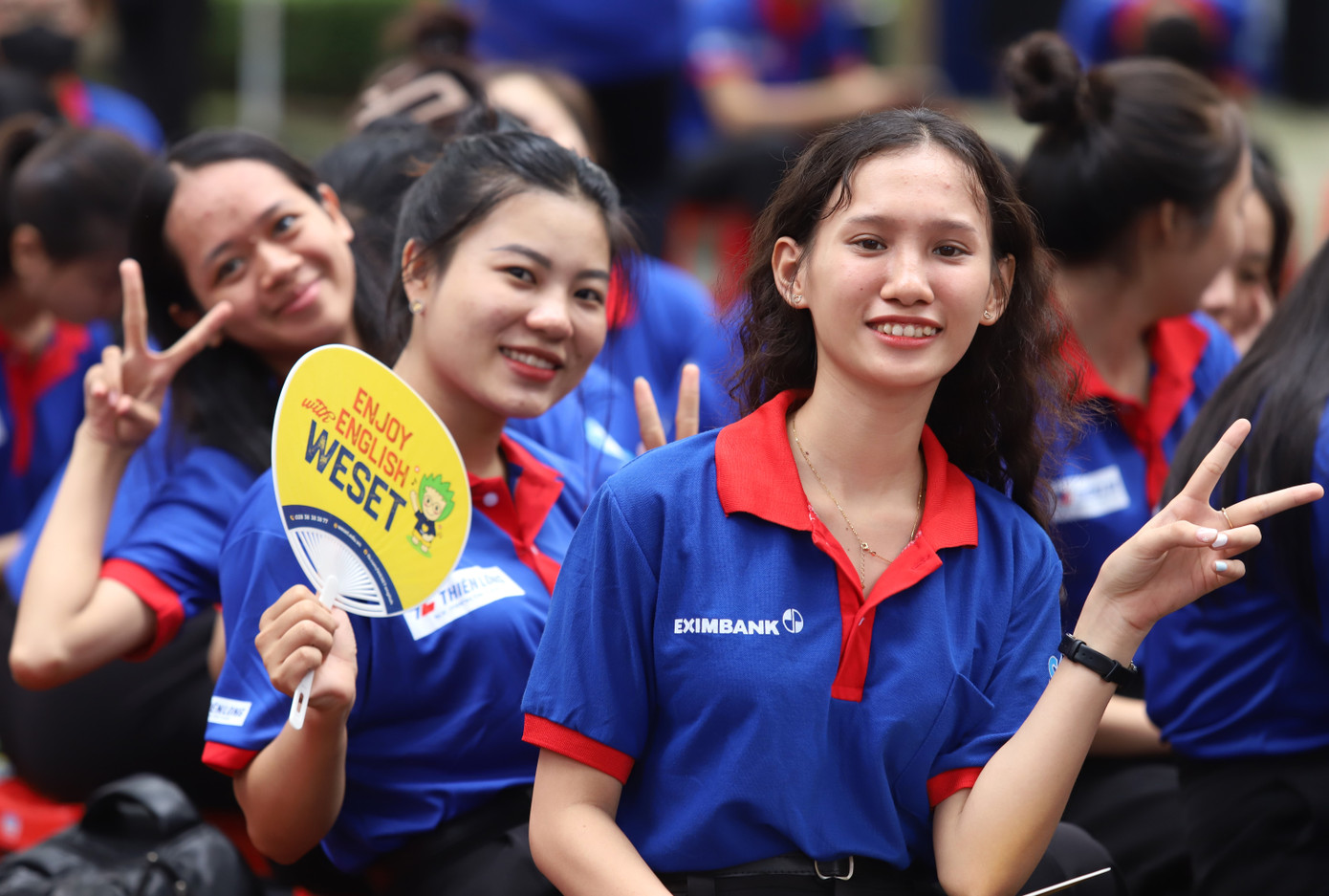 Các bạn sinh viên tham gia chương trình Tiếp sức mùa thi 2025, sẵn sàng hỗ trợ, đồng hành với đàn em thân yêu. Ảnh: Ngô Tùng