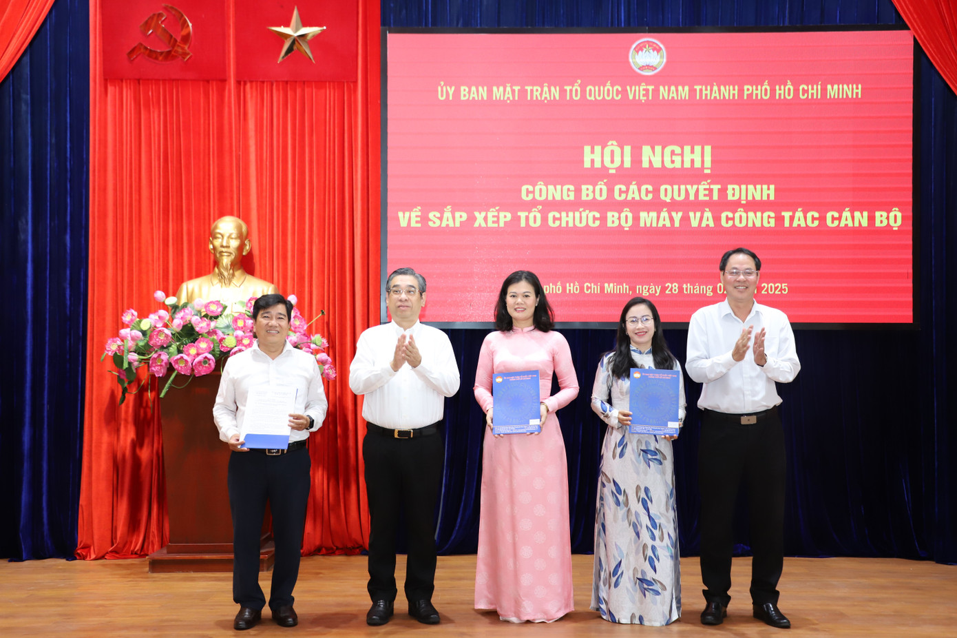 Ông Nguyễn Phước Lộc (bìa trái) trao quyết định bổ nhiệm cán bộ chủ chốt Ban Tuyên giáo - Vận động xã hội.