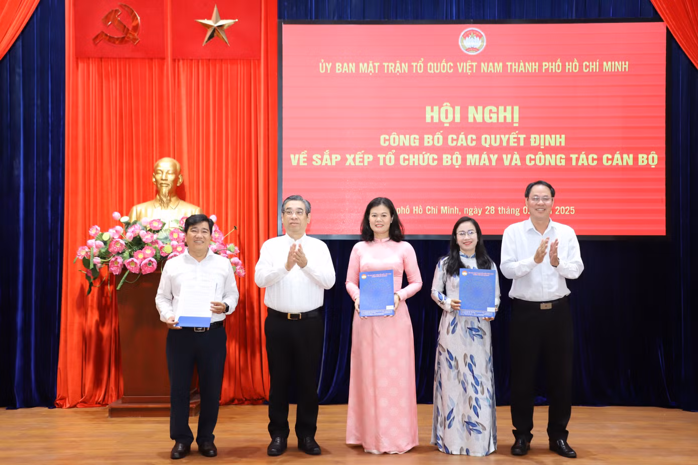 Ông Nguyễn Phước Lộc (bìa trái) trao quyết định bổ nhiệm cán bộ chủ chốt Ban Tuyên giáo - Vận động xã hội.