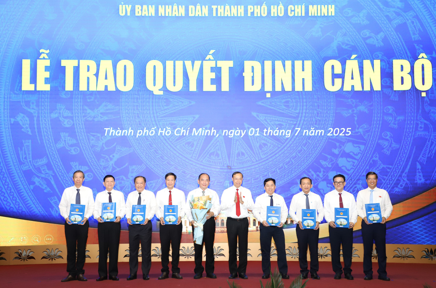 Lãnh đạo TPHCM trao quyết định cho các Phó giám đốc Sở Y tế.
