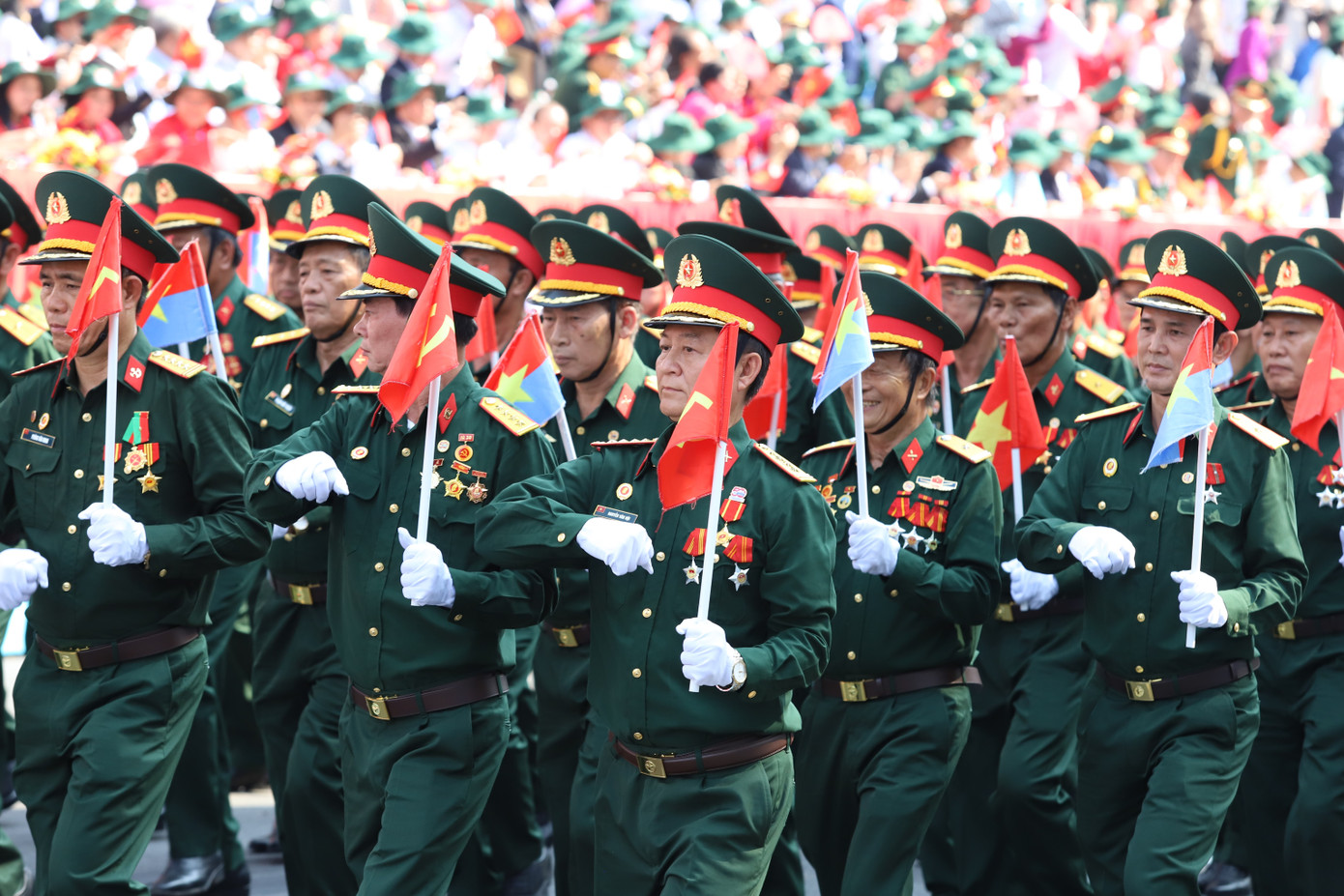 Các cựu chiến binh TPHCM tham gia diễu hành trong lễ kỷ niệm 50 năm Ngày Giải phóng miền Nam, thống nhất đất nước. Ảnh: Ngô Tùng