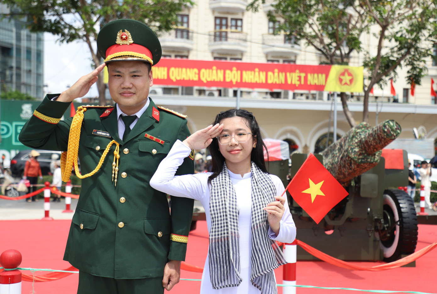 Chàng quân nhân tình cờ trở thành "người mẫu ảnh" của rất nhiều bạn trẻ.