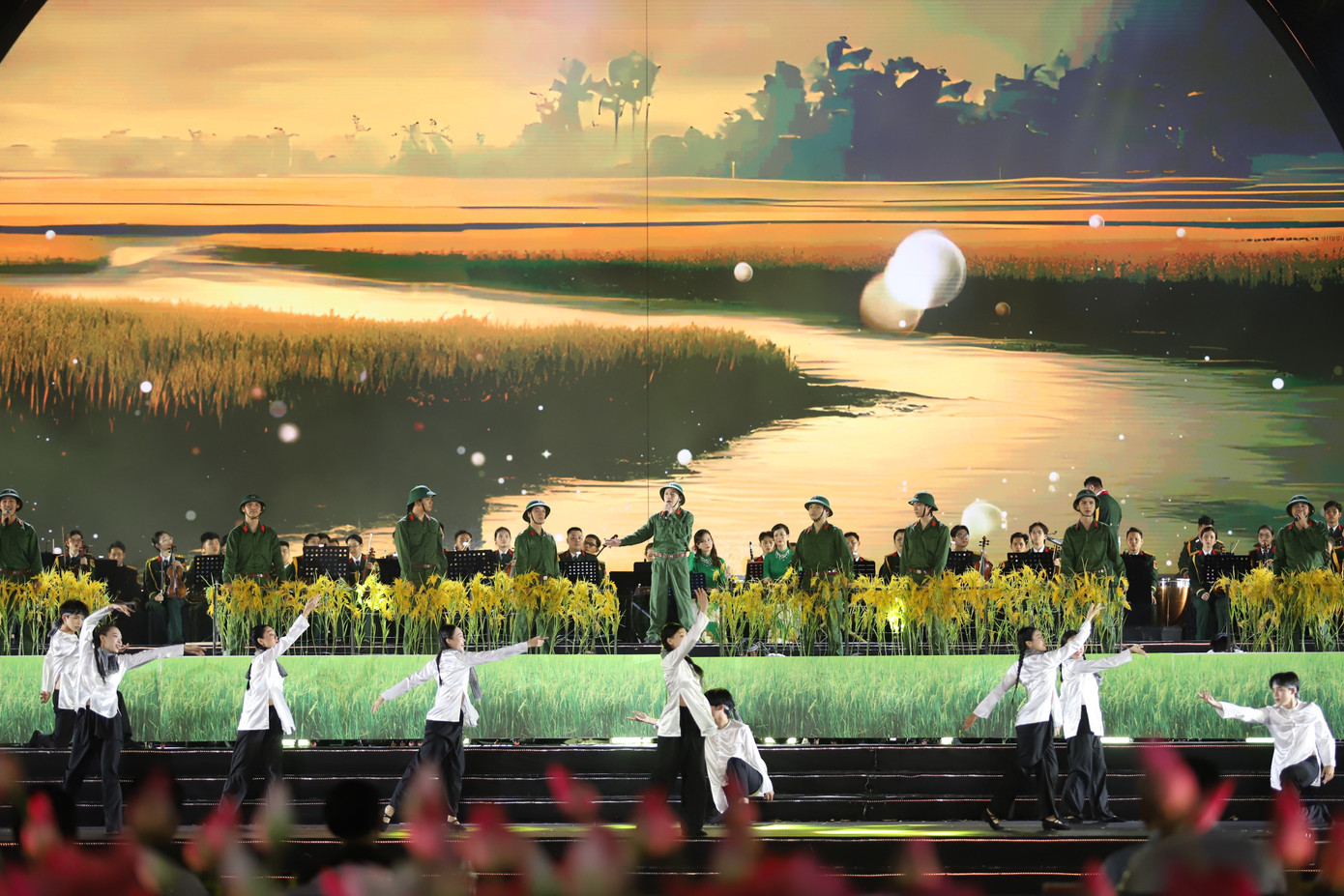 Chương trình mang đến nhiều ca khúc tiêu biểu như Đất nước, Giai điệu Tổ quốc, Son sắt một niềm tin, Miền Nam nhớ mãi ơn Người, Bài ca hy vọng, Bài ca không quên, Màu áo chú bộ đội, Vì nhân dân quên mình, Khúc quân ca Trường Sa, Đất nước trọn niềm vui, Mùa xuân trên thành phố Hồ Chí Minh…