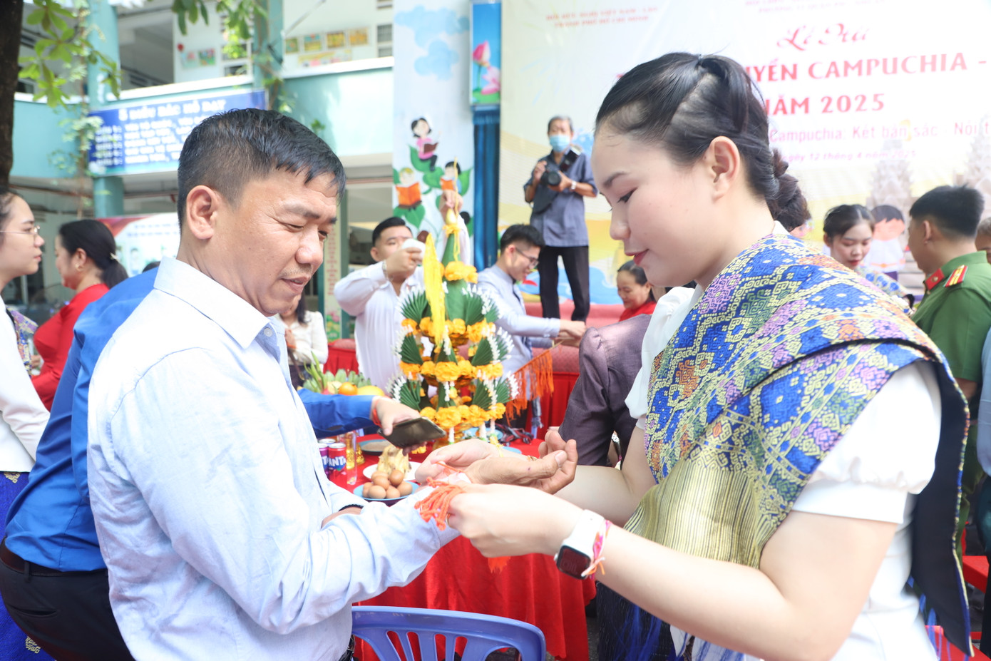 Các bạn trẻ Lào, Campuchia buộc chỉ cổ tay cho người dân và sinh viên TPHCM. Nghi thức với ý nghĩa cầu chúc may mắn cho những người đón nhận. Các bạn trẻ Lào, Campuchia buộc chỉ cổ tay cho người dân và sinh viên TPHCM. Nghi thức với ý nghĩa cầu chúc may mắn cho những người đón nhận.