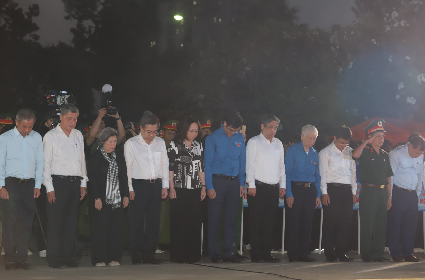 Các đại biểu dành phút mặc niệm tưởng nhớ đến sự hy sinh của các Anh hùng liệt sĩ vì nền độc lập của dân tộc, vì hạnh phúc của nhân dân, vì sự nghiệp thống nhất đất nước. Các đại biểu dành phút mặc niệm tưởng nhớ đến sự hy sinh của các Anh hùng liệt sĩ vì nền độc lập của dân tộc, vì hạnh phúc của nhân dân, vì sự nghiệp thống nhất đất nước.