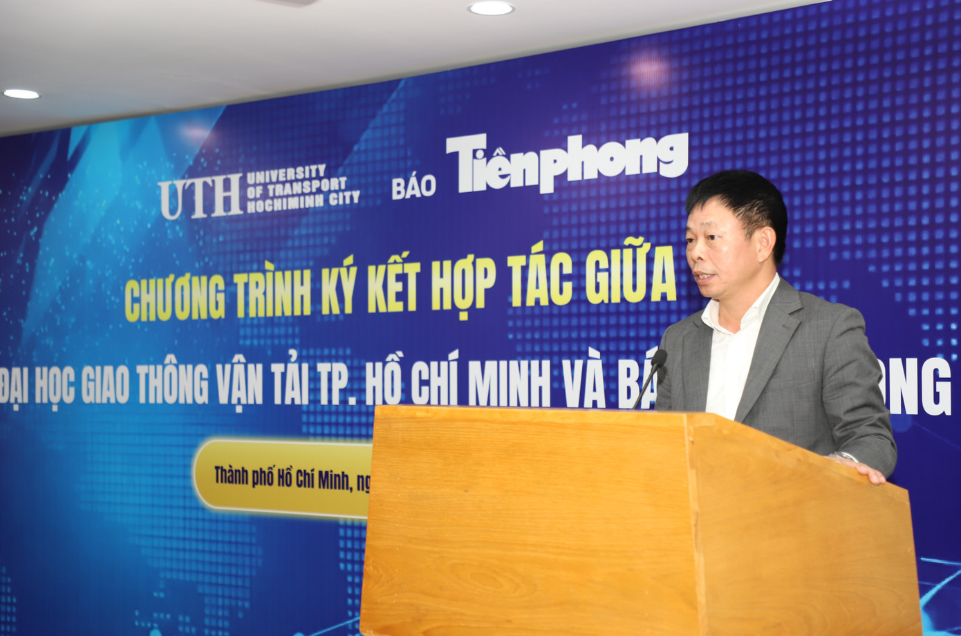 Nhà báo Phùng Công Sưởng trao đổi tại buổi ký kết hợp tác.