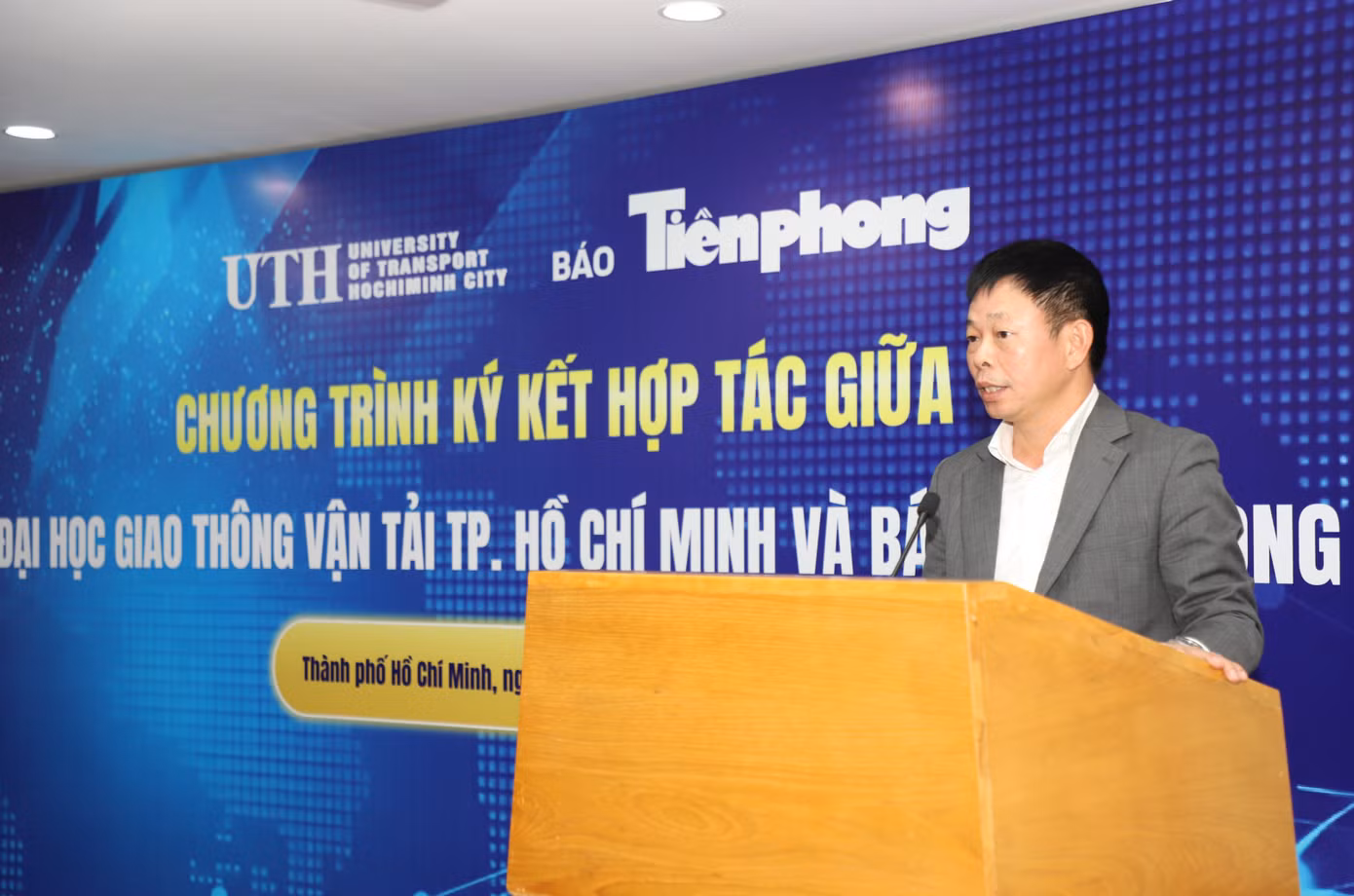 Nhà báo Phùng Công Sưởng trao đổi tại buổi ký kết hợp tác.