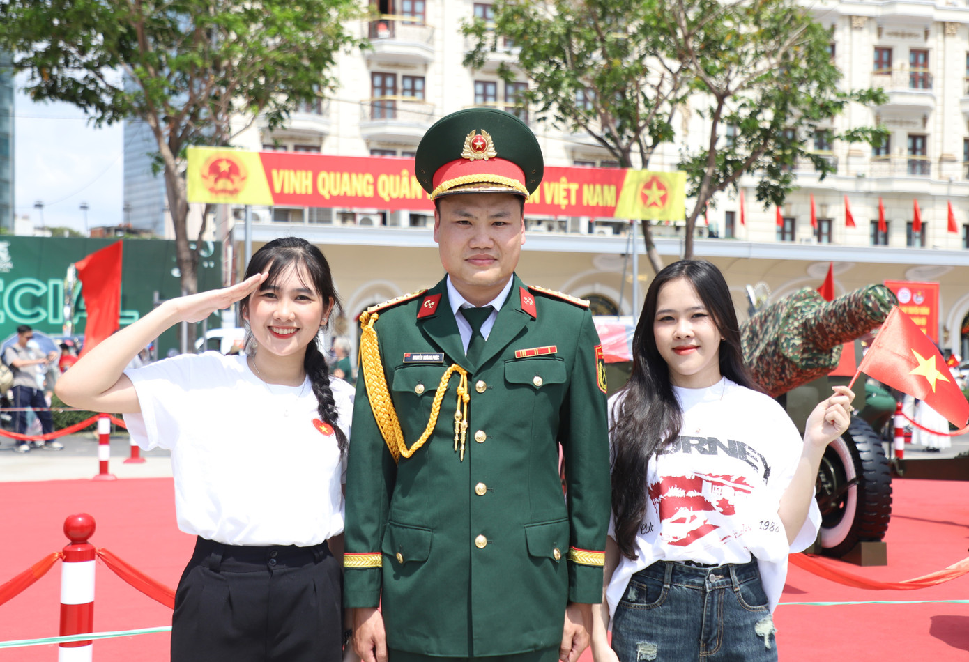 Bạn Phùng Thị Thắm (bên phải, sinh viên Trường Cao đẳng Y dược Pasteur) cho biết bản thân yêu thích hình ảnh của quân đội, công an nên khi thấy người quân nhân, bạn liền ngỏ ý xin chụp ảnh kỷ niệm. Cô bạn bày tỏ niềm phấn khởi, tự hào trong thời điểm đặc biệt của đất nước mà người người đều đang hướng đến.