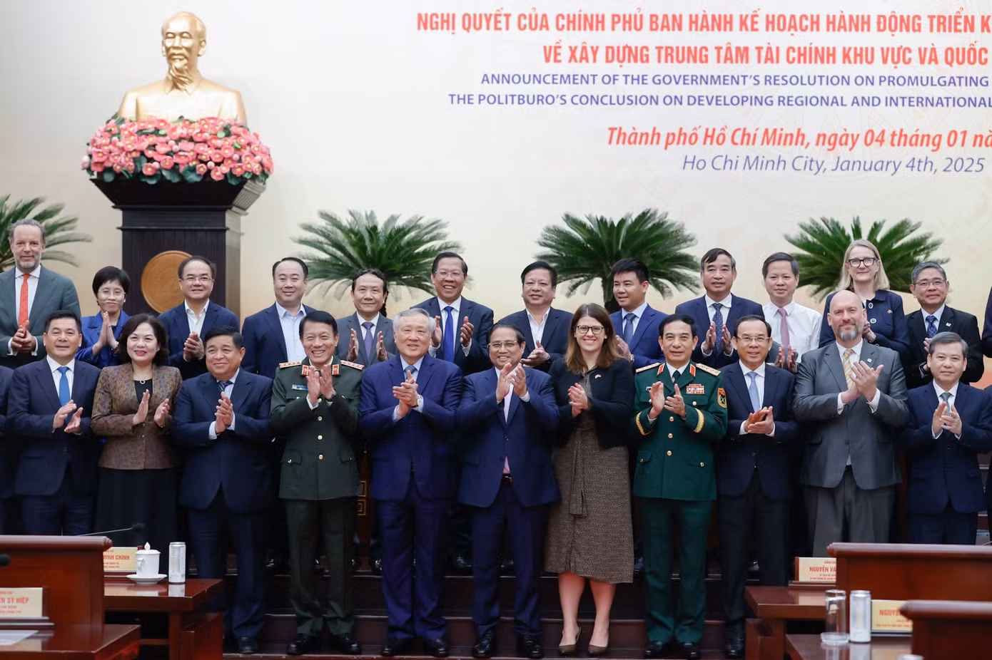 Thủ tướng Phạm Minh Chính cùng lãnh đạo bộ, ngành Trung ương, các tổ chức quốc tế. Ảnh: VGP.