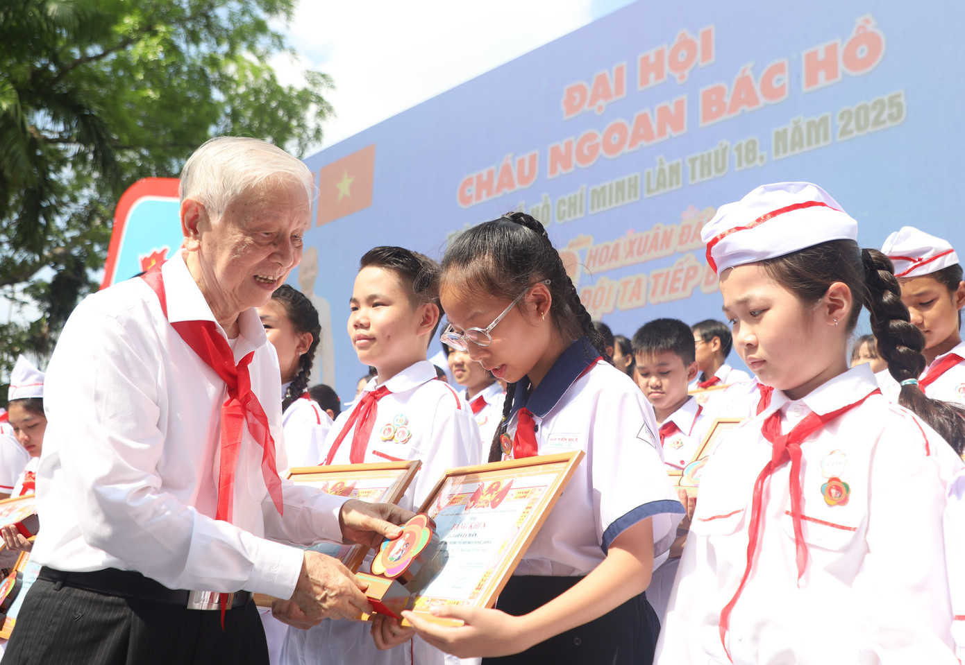 Nguyên Phó Bí thư Thường trực Thành ủy TPHCM Phạm Chánh Trực tuyên dương các em thiếu nhi. Nguyên Phó Bí thư Thường trực Thành ủy TPHCM Phạm Chánh Trực tuyên dương các em thiếu nhi.