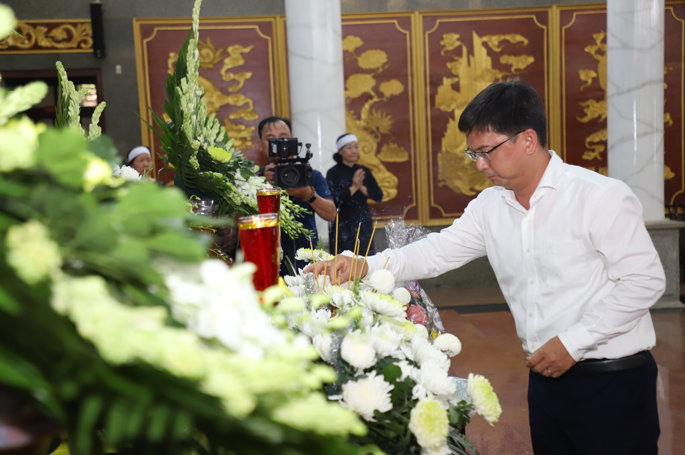 Trưởng ban Tuyên giáo và Dân vận Thành ủy TPHCM Nguyễn Mạnh Cường đến viếng nhạc sĩ Lư Nhất Vũ. Trưởng ban Tuyên giáo và Dân vận Thành ủy TPHCM Nguyễn Mạnh Cường đến viếng nhạc sĩ Lư Nhất Vũ.