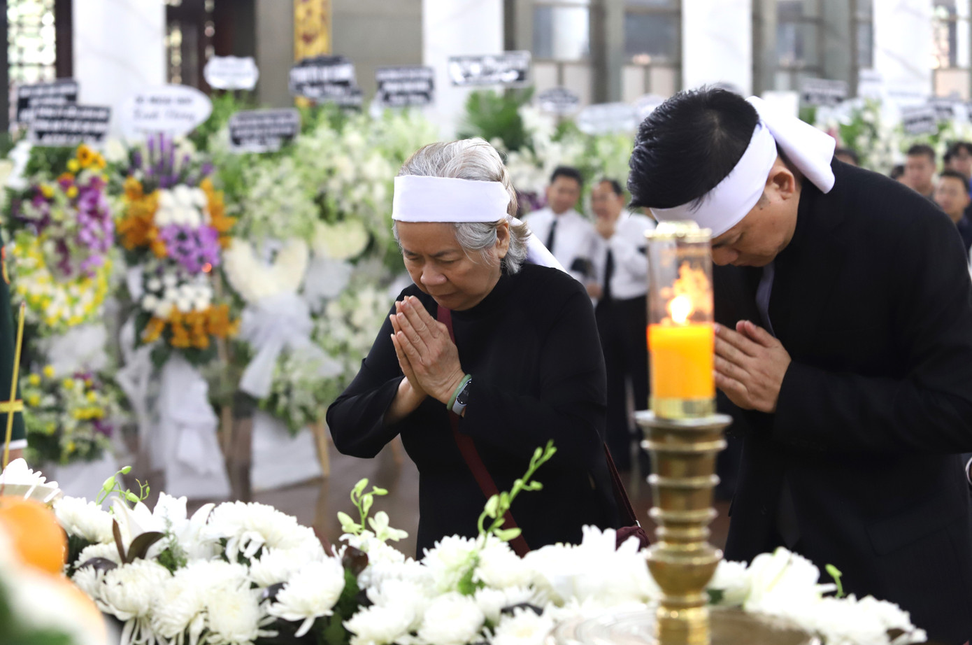 Thân quyến cùng đại diện các cơ quan, ban ngành Trung ương, TPHCM thắp hương tiễn biệt GS.TS Phan Lương Cầm. Thân quyến cùng đại diện các cơ quan, ban ngành Trung ương, TPHCM thắp hương tiễn biệt GS.TS Phan Lương Cầm.