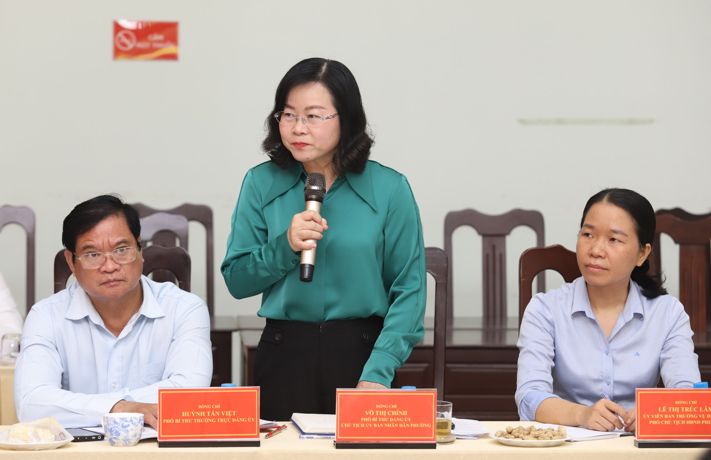 Chủ tịch UBND phường Đông Hưng Thuận thông tin hoạt động sau hơn 10 ngày vận hành chính quyền cấp xã mới. Ảnh: Ngô Tùng