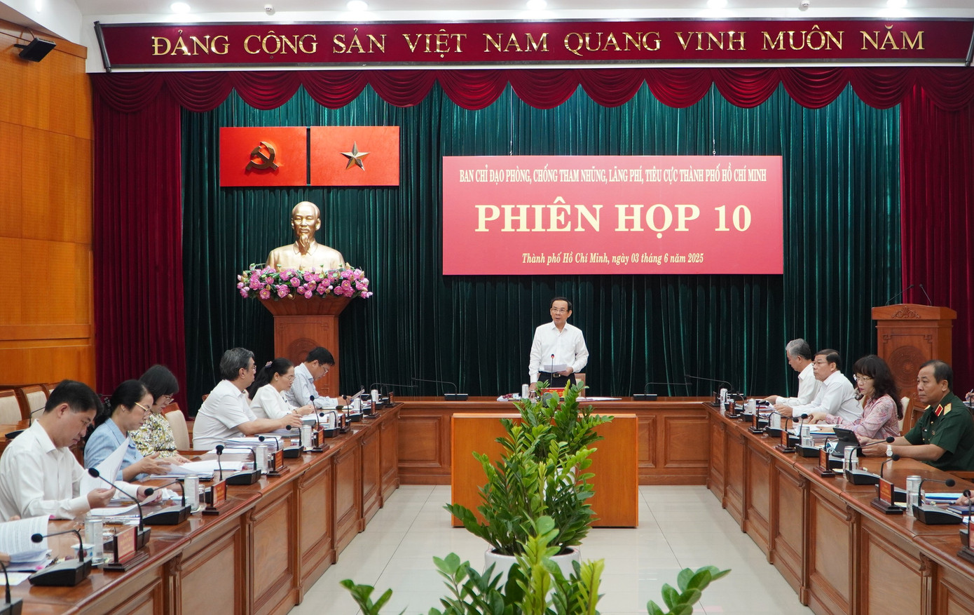 Bí thư Thành ủy TPHCM Nguyễn Văn Nên chủ trì phiên họp.