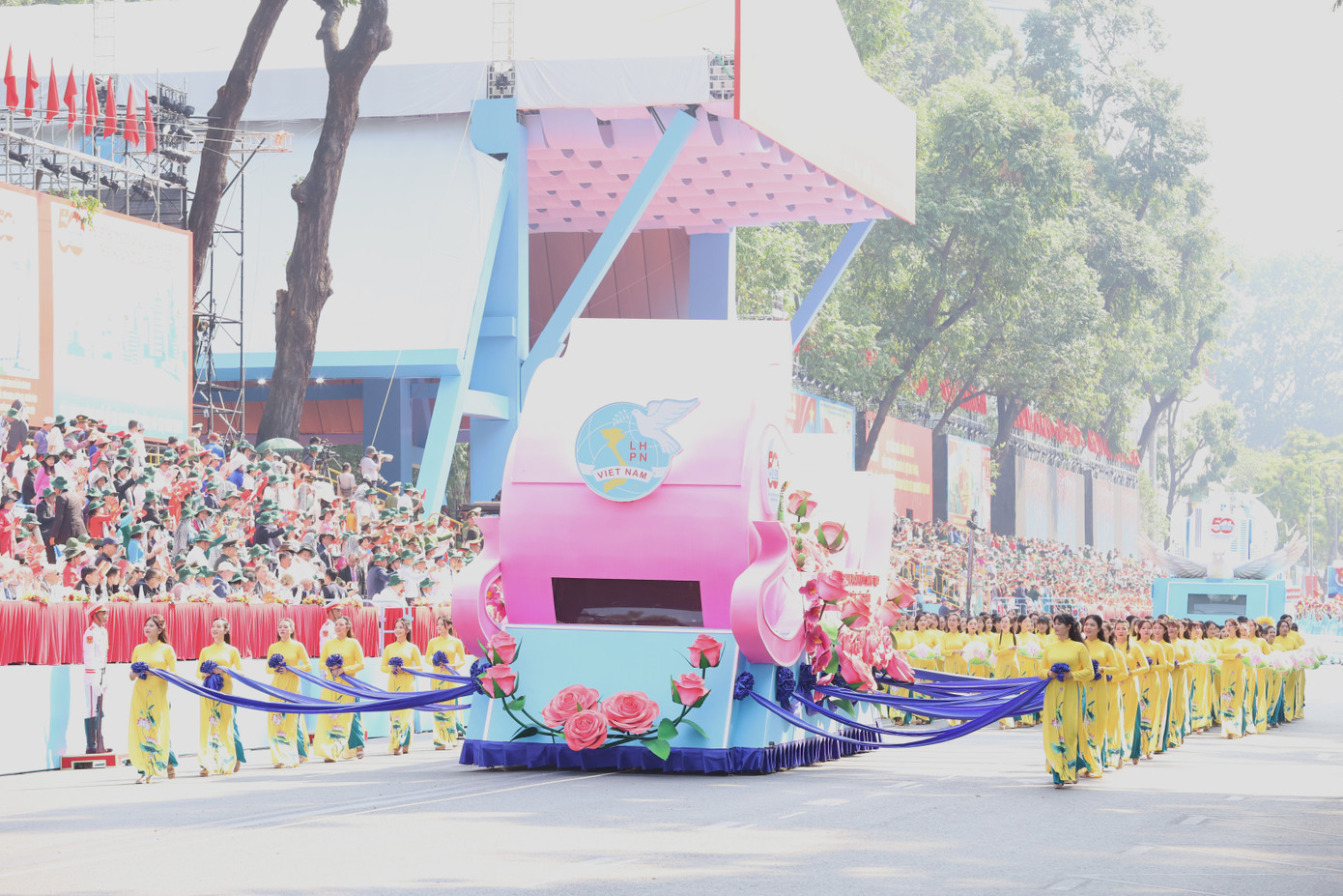 Khối Phụ nữ Việt Nam. Trong các cuộc kháng chiến, hàng triệu phụ nữ Việt Nam đã dũng cảm tham gia chiến đấu, phục vụ chiến đấu, xây dựng hậu phương vững mạnh. Trong thời bình, phụ nữ Việt Nam tiếp tục phát huy truyền thống cách mạng, đoàn kết, sáng tạo, hội nhập, phát triển, xây dựng người Phụ nữ Việt Nam trong thời đại mới...