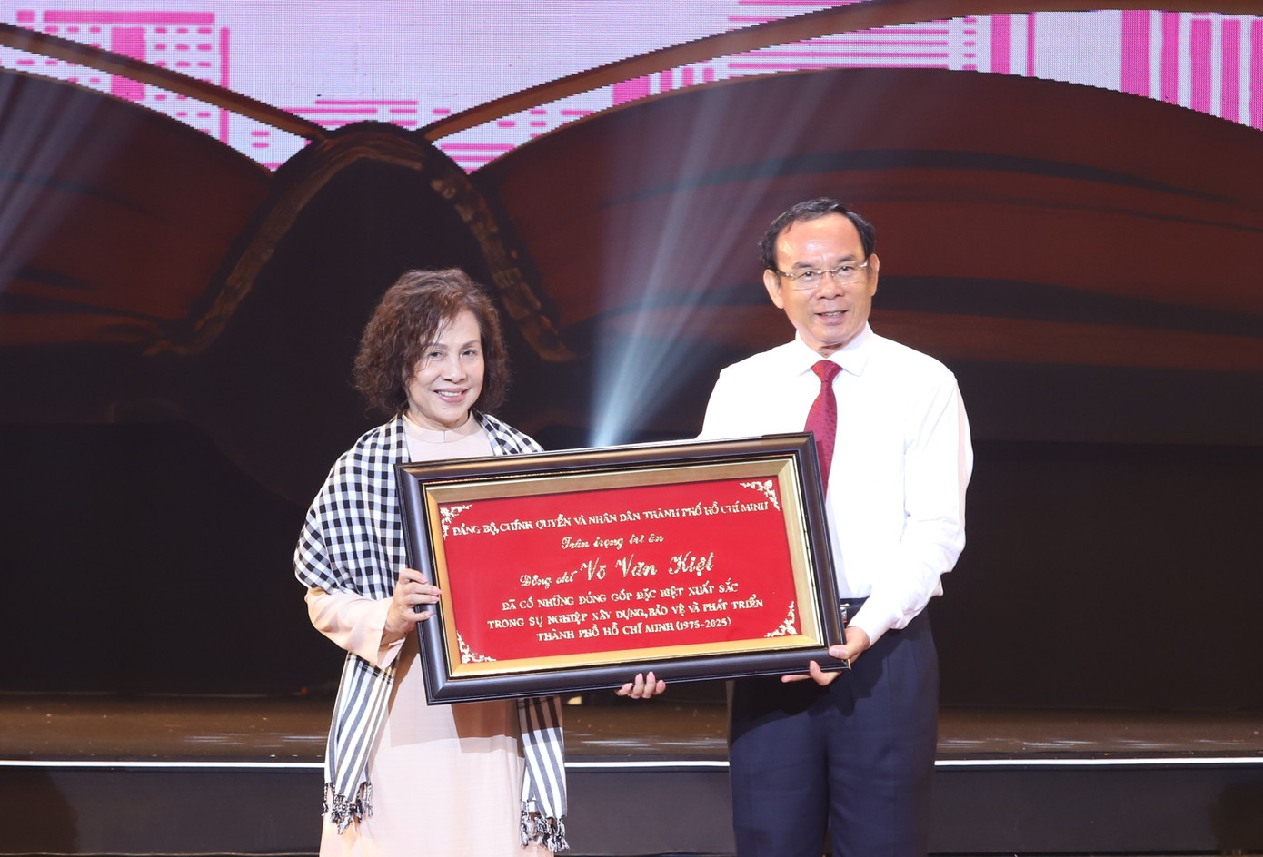 Lãnh đạo TPHCM trao bảng tôn vinh đóng góp tiêu biểu của nguyên Thủ tướng Võ Văn Kiệt.