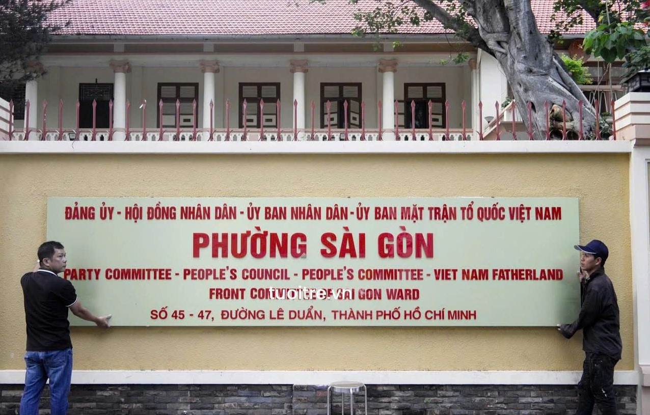 Sáng 29/6, bảng tên phường Sài Gòn trên đường Lê Duẩn cũng đã được hoàn thiện chờ công bố chính thức vào ngày 30/6. Trước đây, địa điểm này là trụ sở của UBND quận 1. Ảnh: tuoitre.vn