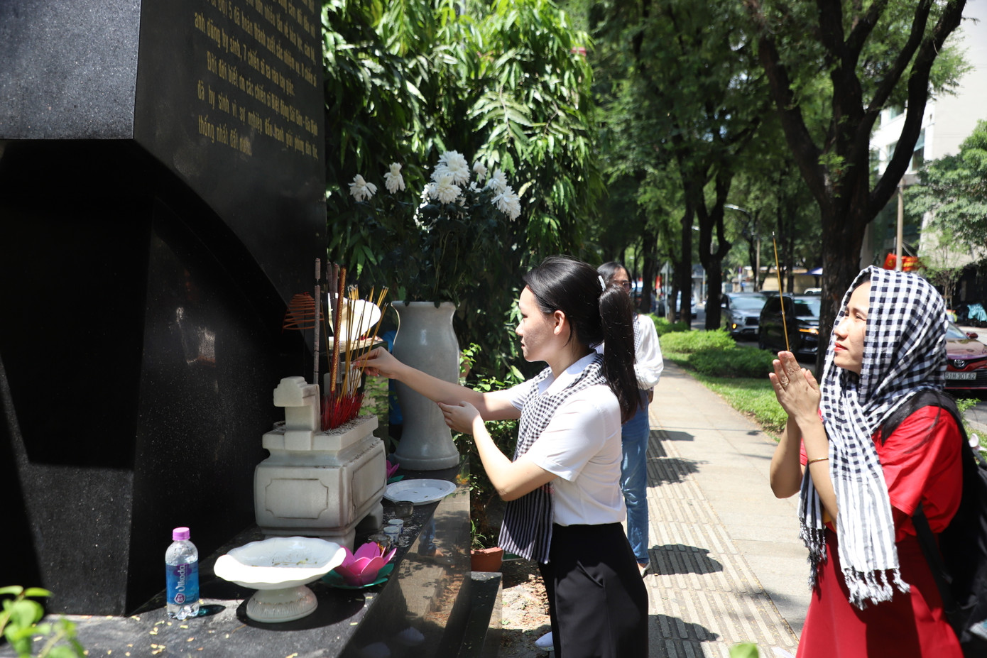 Thế hệ trẻ thắp nén hương tri ân những người anh hùng làm nên dáng hình đất nước.