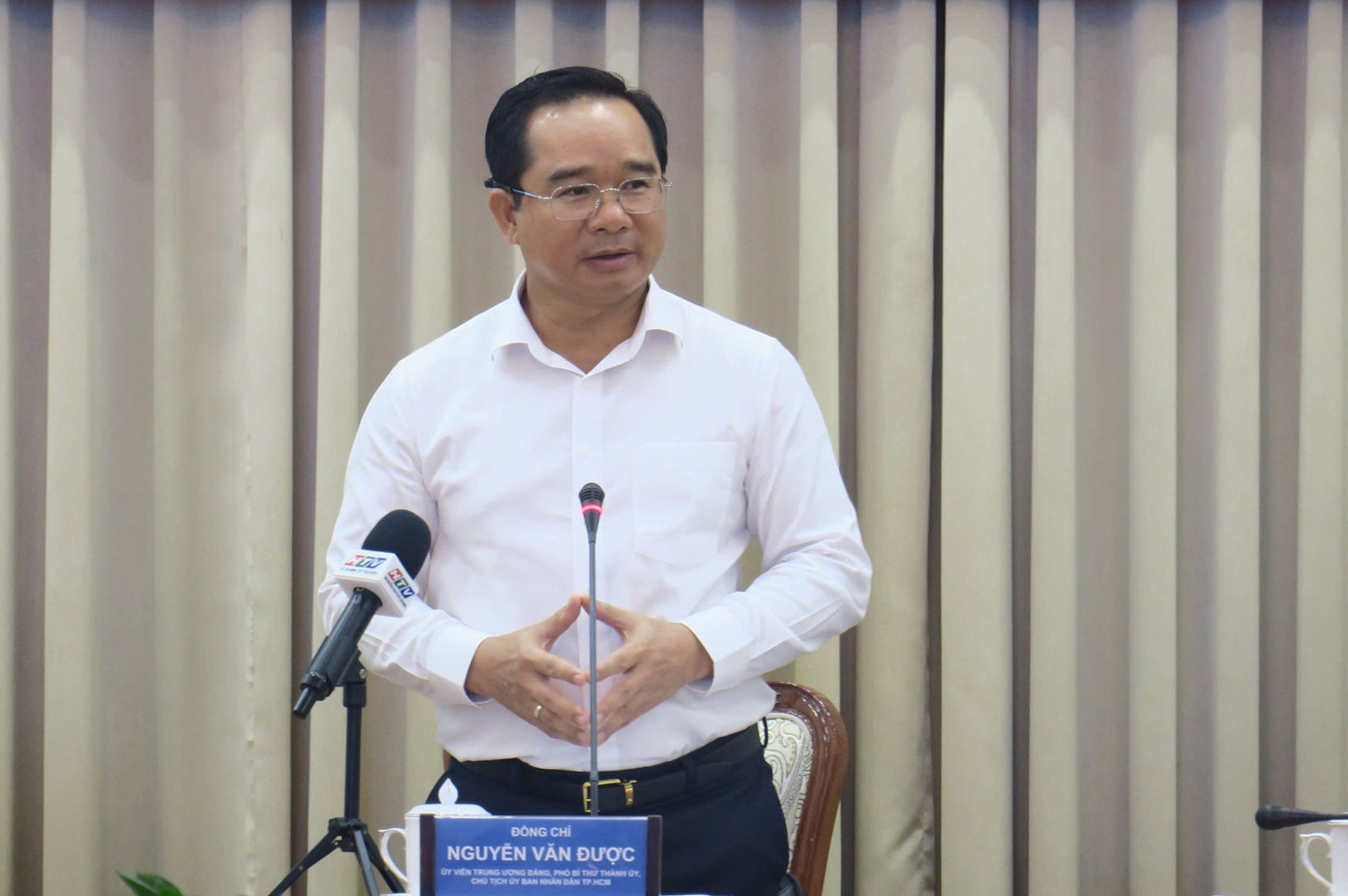 Chủ tịch UBND TPHCM Nguyễn Văn Được trao đổi tại hội thảo. Ảnh: Minh Hiệp.