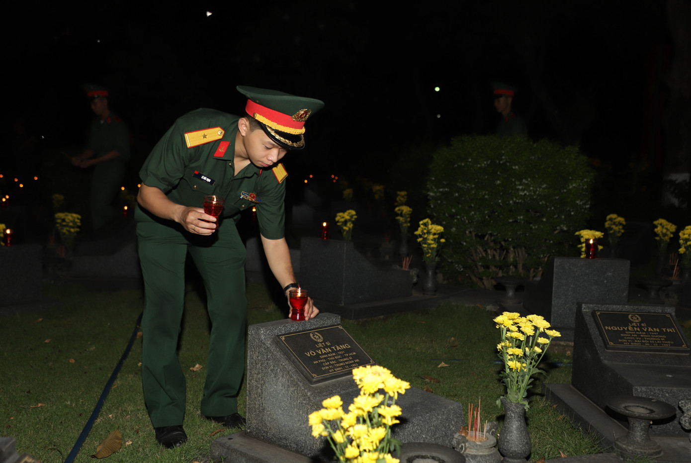 Tuổi trẻ mãi mãi ghi nhớ công ơn của các bậc tiền bối cách mạng và nguyện sống xứng đáng với sự hy sinh của các thế hệ đi trước. Tuổi trẻ mãi mãi ghi nhớ công ơn của các bậc tiền bối cách mạng và nguyện sống xứng đáng với sự hy sinh của các thế hệ đi trước.