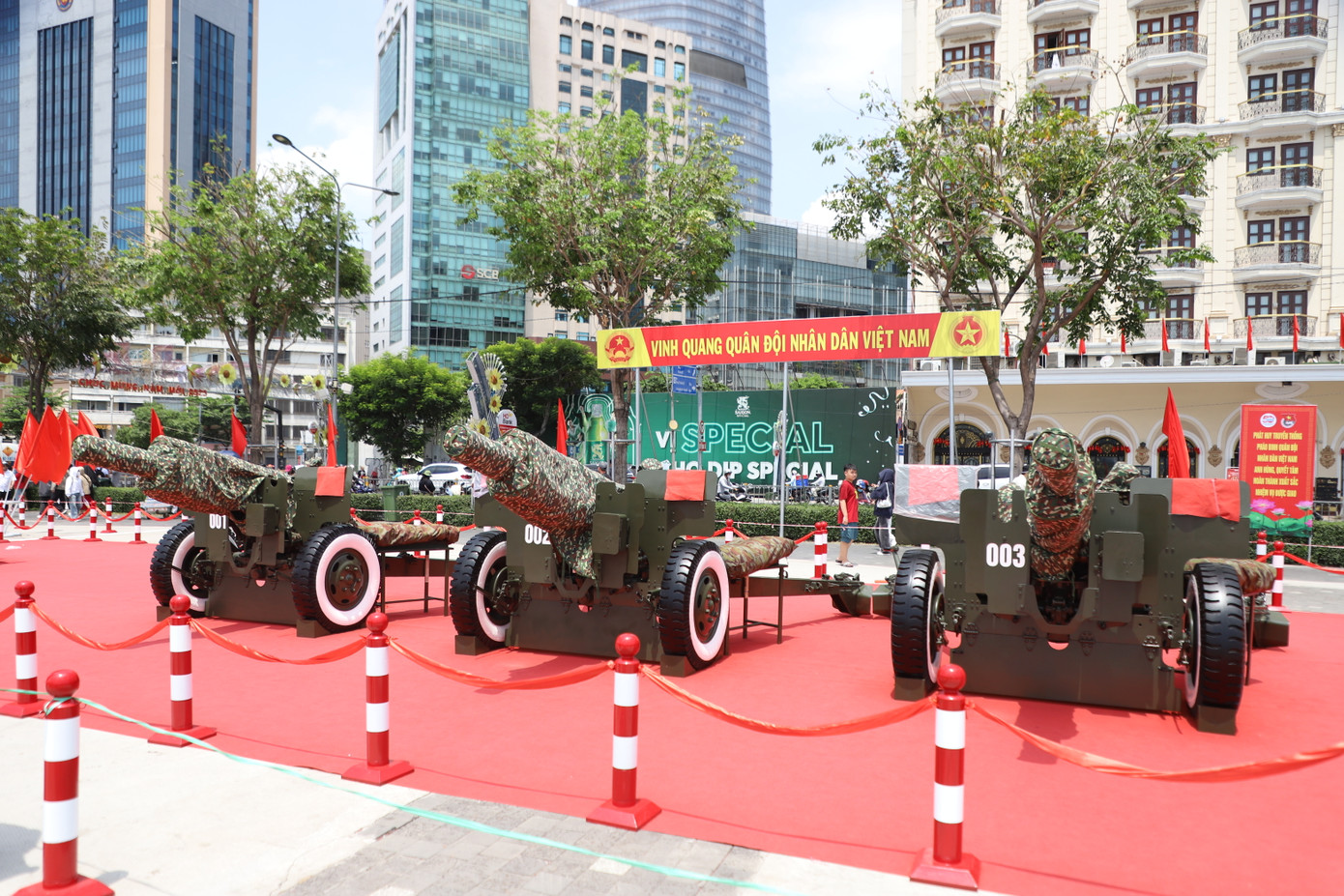 Trận địa pháo lễ đã được Lữ đoàn 96 (Binh chủng Pháo binh) thực hiện lắp đặt tại Công viên Bến Bạch Đằng vào khuya ngày 6/4, để phục vụ cho Lễ kỷ niệm 50 năm thống nhất đất nước.