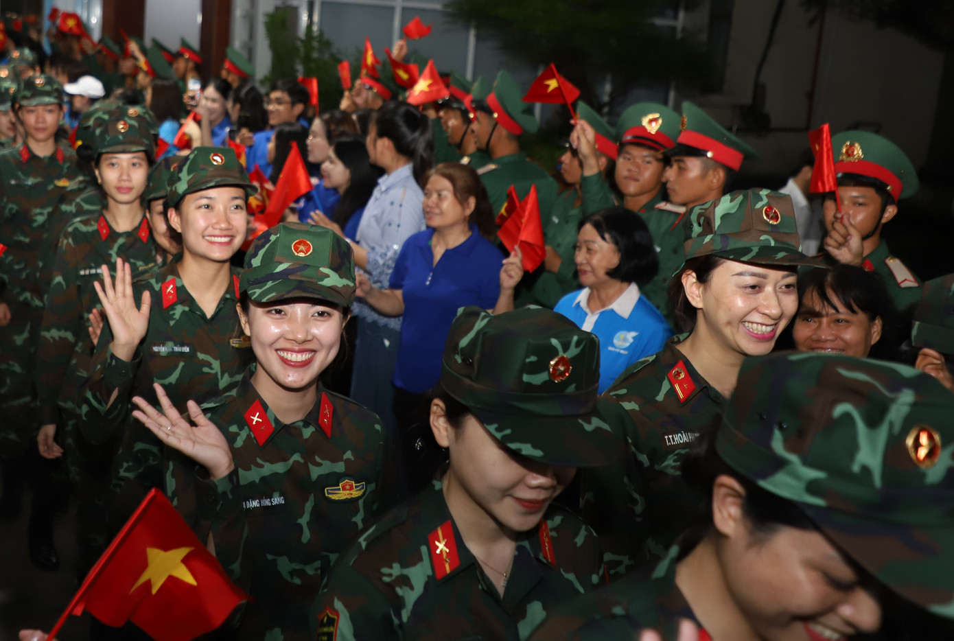 Các cô gái thuộc khối Nữ chiến sĩ Biệt động cùng lên đường làm nhiệm vụ.