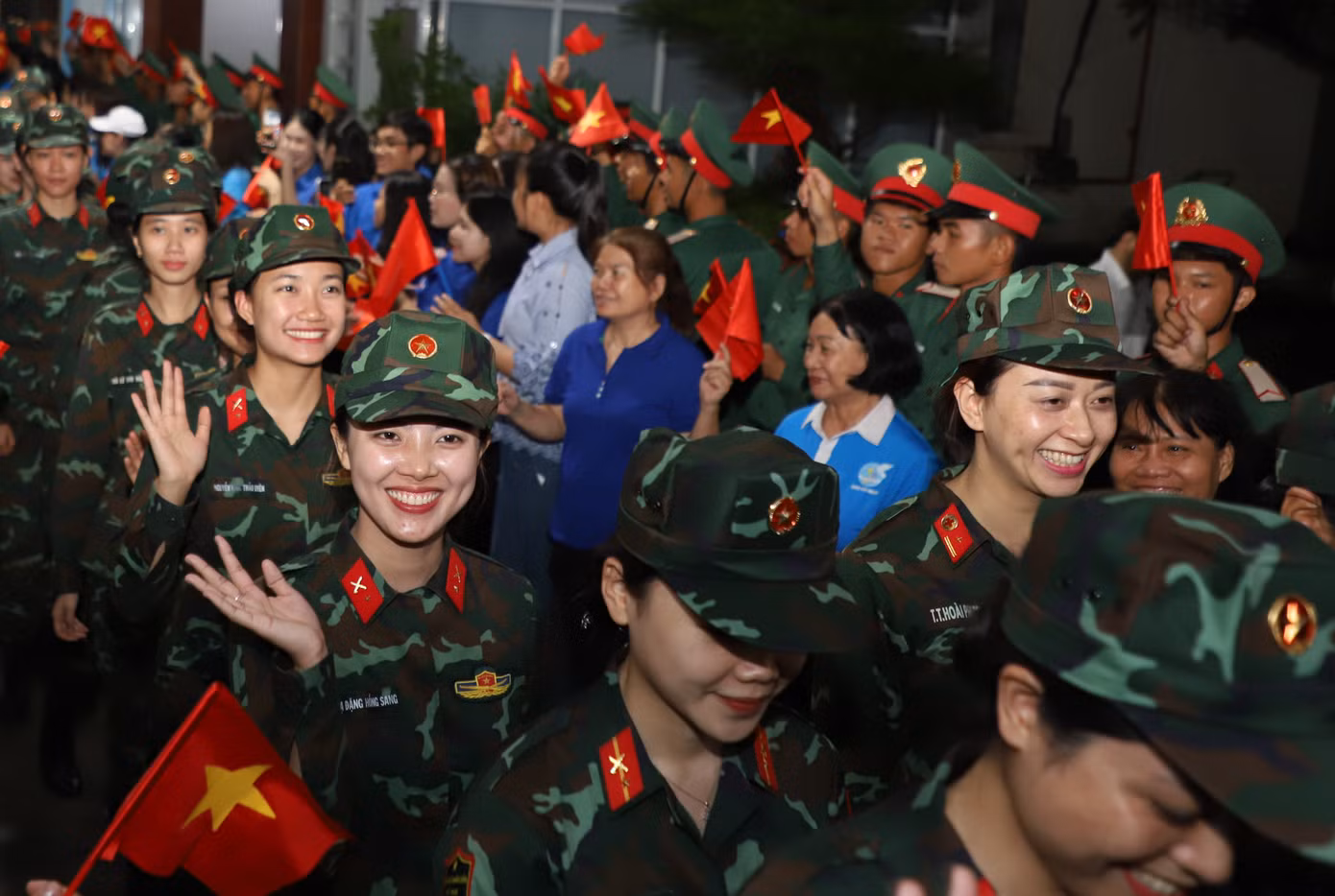 Các cô gái thuộc khối Nữ chiến sĩ Biệt động cùng lên đường làm nhiệm vụ.