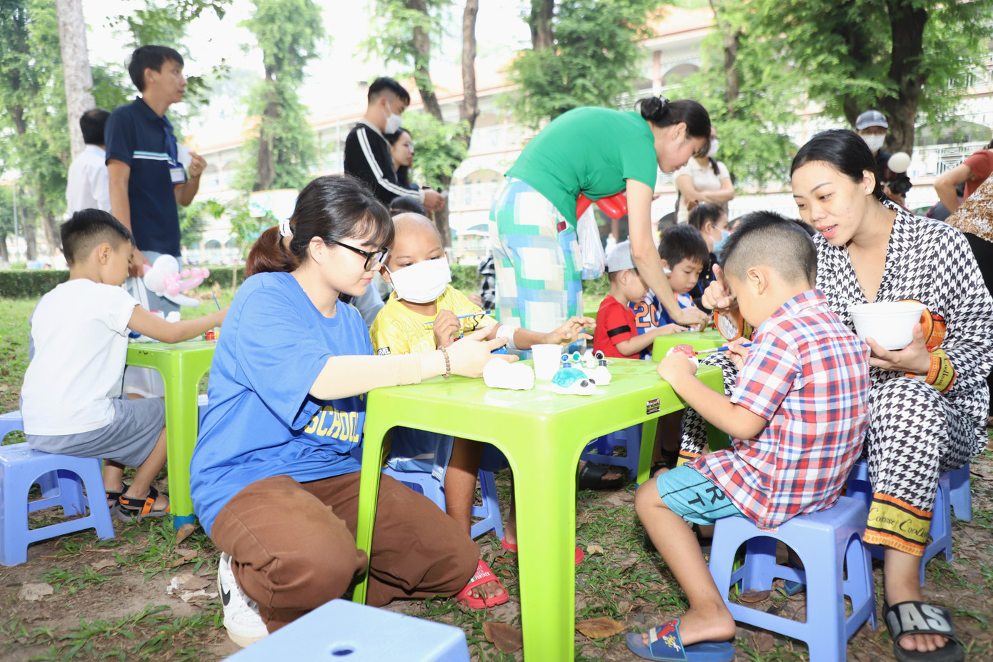 Đến với buổi hoạt động, các em nhỏ và phụ huynh tham gia các sân chơi như tô tượng, ném vòng, ném bóng và gian hàng ẩm thực.