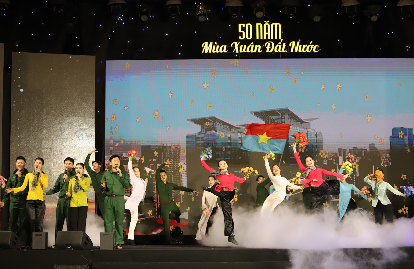 Chương trình được thể hiện dưới nhiều hình thức nghệ thuật như ca, múa, hoạt cảnh... Ảnh: Ngô Tùng Chương trình được thể hiện dưới nhiều hình thức nghệ thuật như ca, múa, hoạt cảnh... Ảnh: Ngô Tùng