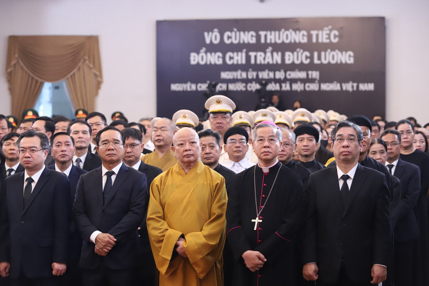 Đại biểu lãnh đạo TPHCM cùng lãnh đạo các tôn giáo dự Lễ truy điệu nguyên Chủ tịch nước Trần Đức Lương tại Hội trường Thống Nhất.