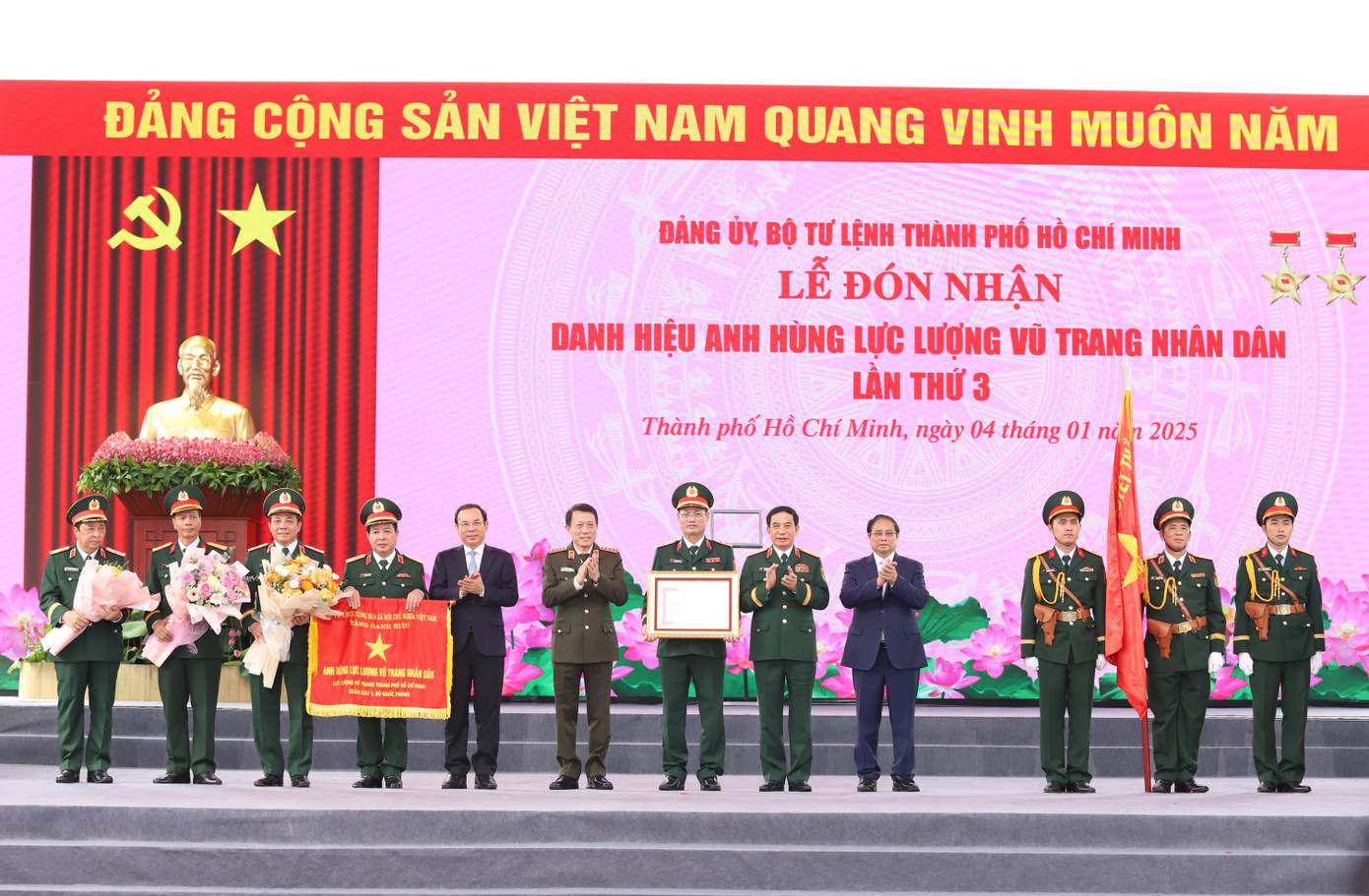 Các vị lãnh đạo trao danh hiệu cao quý của Đảng, Nhà nước và chúc mừng LLVT thành phố. Các vị lãnh đạo trao danh hiệu cao quý của Đảng, Nhà nước và chúc mừng LLVT thành phố.