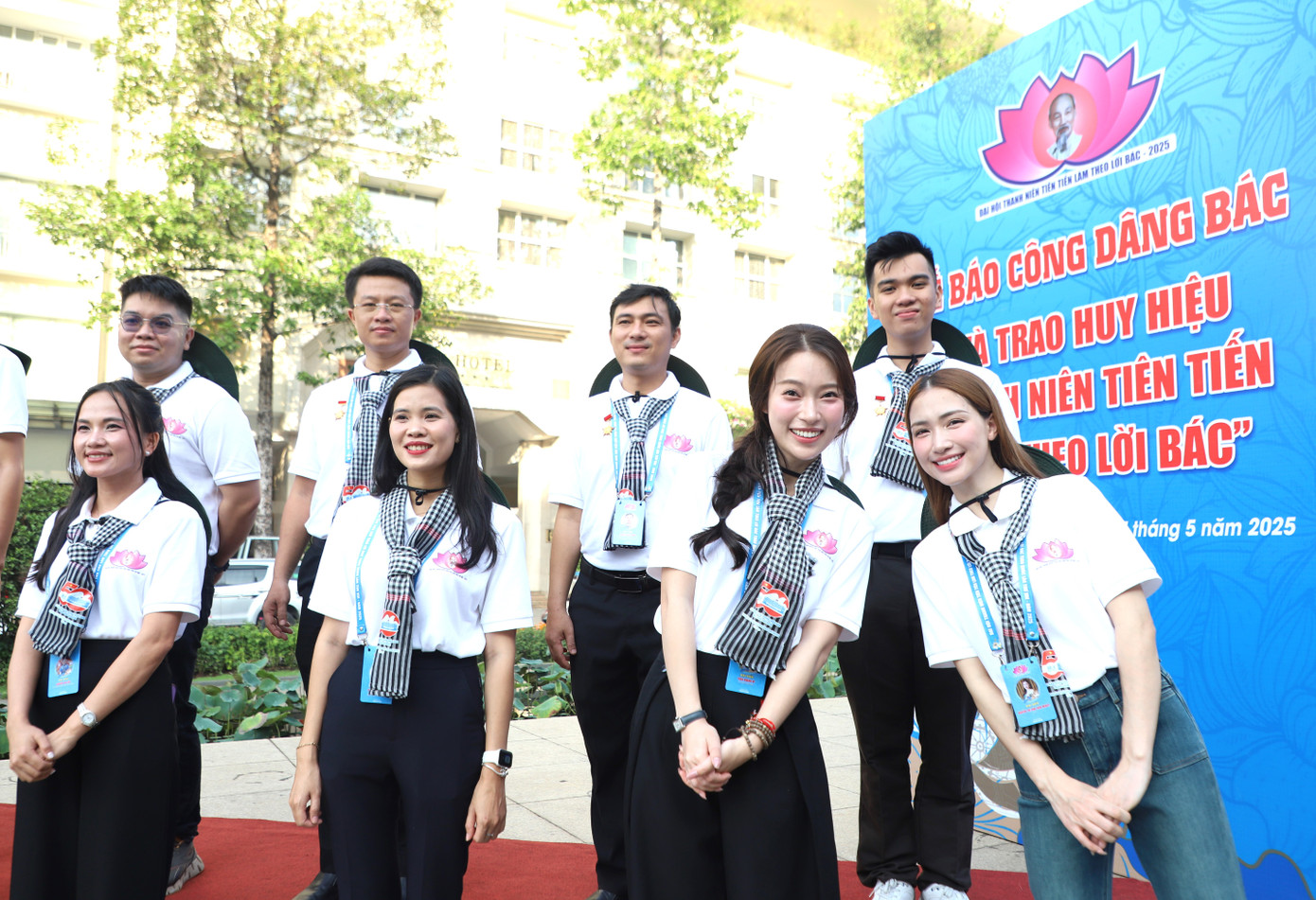 Các đại biểu phấn khởi trong giây phút đón nhận phần thưởng cao quý của Đại hội Thanh niên tiên tiến làm theo lời Bác năm nay.