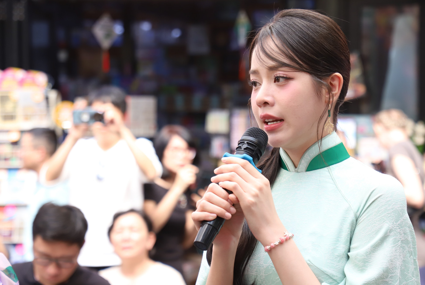 Ngay những ngày mới xảy ra thảm kịch ở Làng Nủ, Hoa hậu Thanh Thủy đã đến chia nỗi mất mát lớn của bà con.