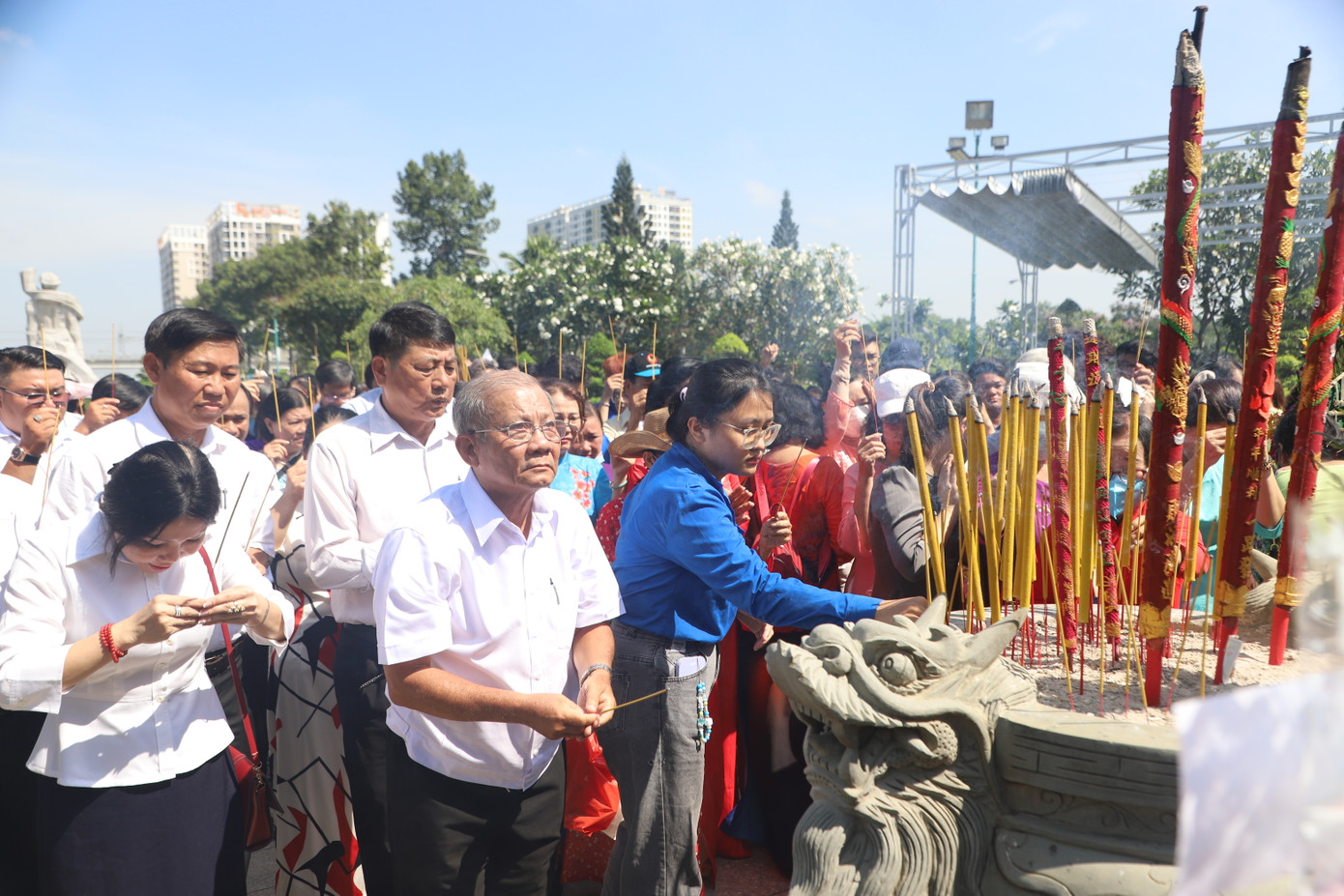 Đoàn công tác dâng hương, dâng hoa lên các Anh hùng liệt sĩ tại Nghĩa trang Liệt sĩ TPHCM. Ảnh: Ngô Tùng. Đoàn công tác dâng hương, dâng hoa lên các Anh hùng liệt sĩ tại Nghĩa trang Liệt sĩ TPHCM. Ảnh: Ngô Tùng.