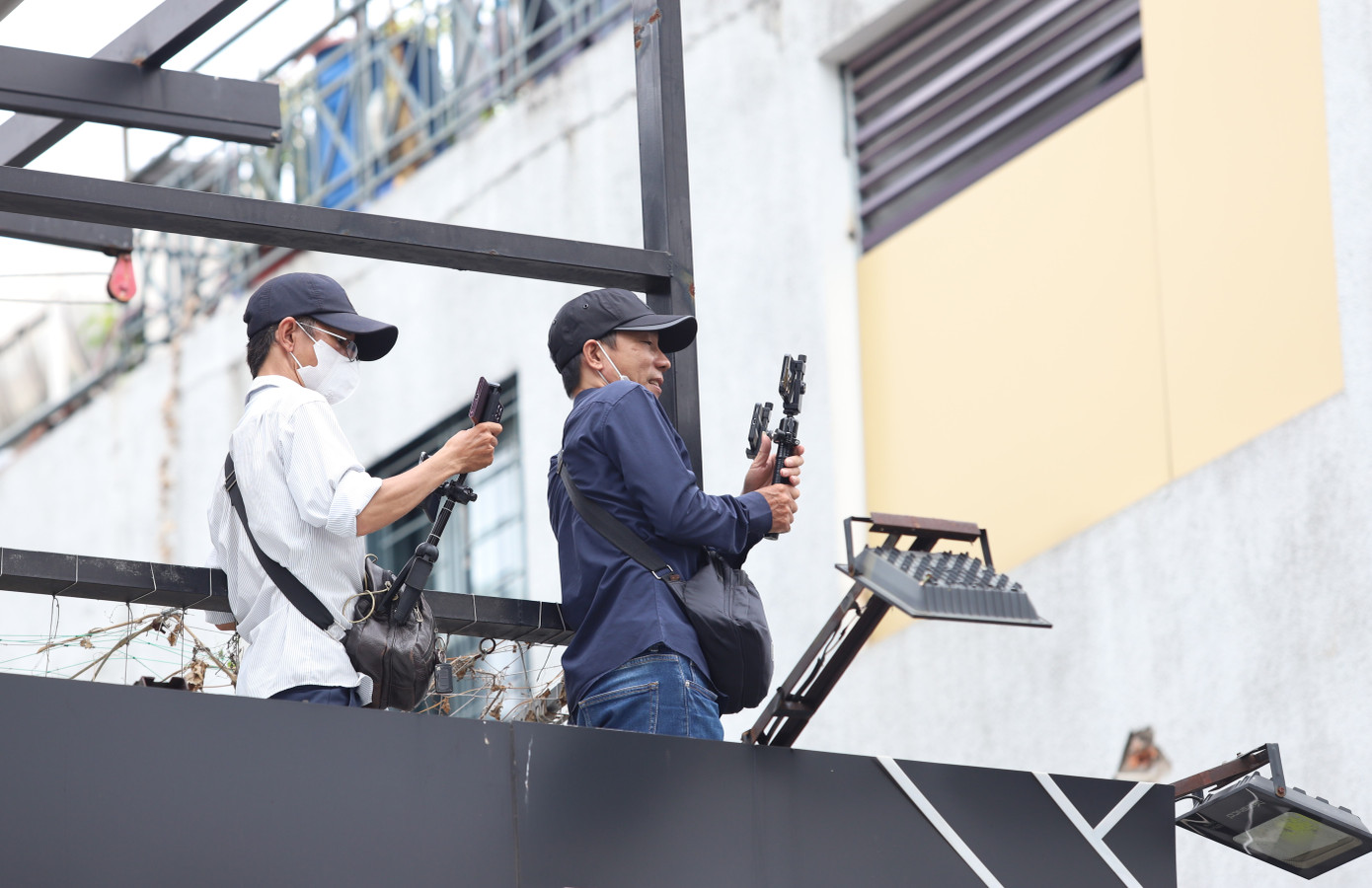 Có người trèo lên tầng cao để ghi hình không gian nhà tang lễ. Có người trèo lên tầng cao để ghi hình không gian nhà tang lễ.