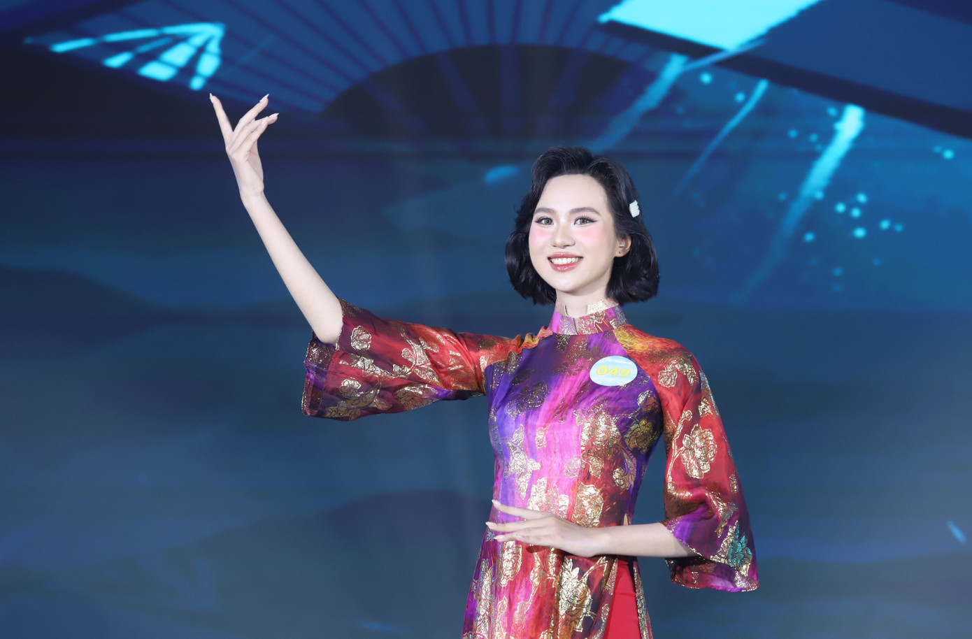 Nữ sinh khoe nét đẹp nền nã, duyên dáng trong tà áo dài truyền thống.