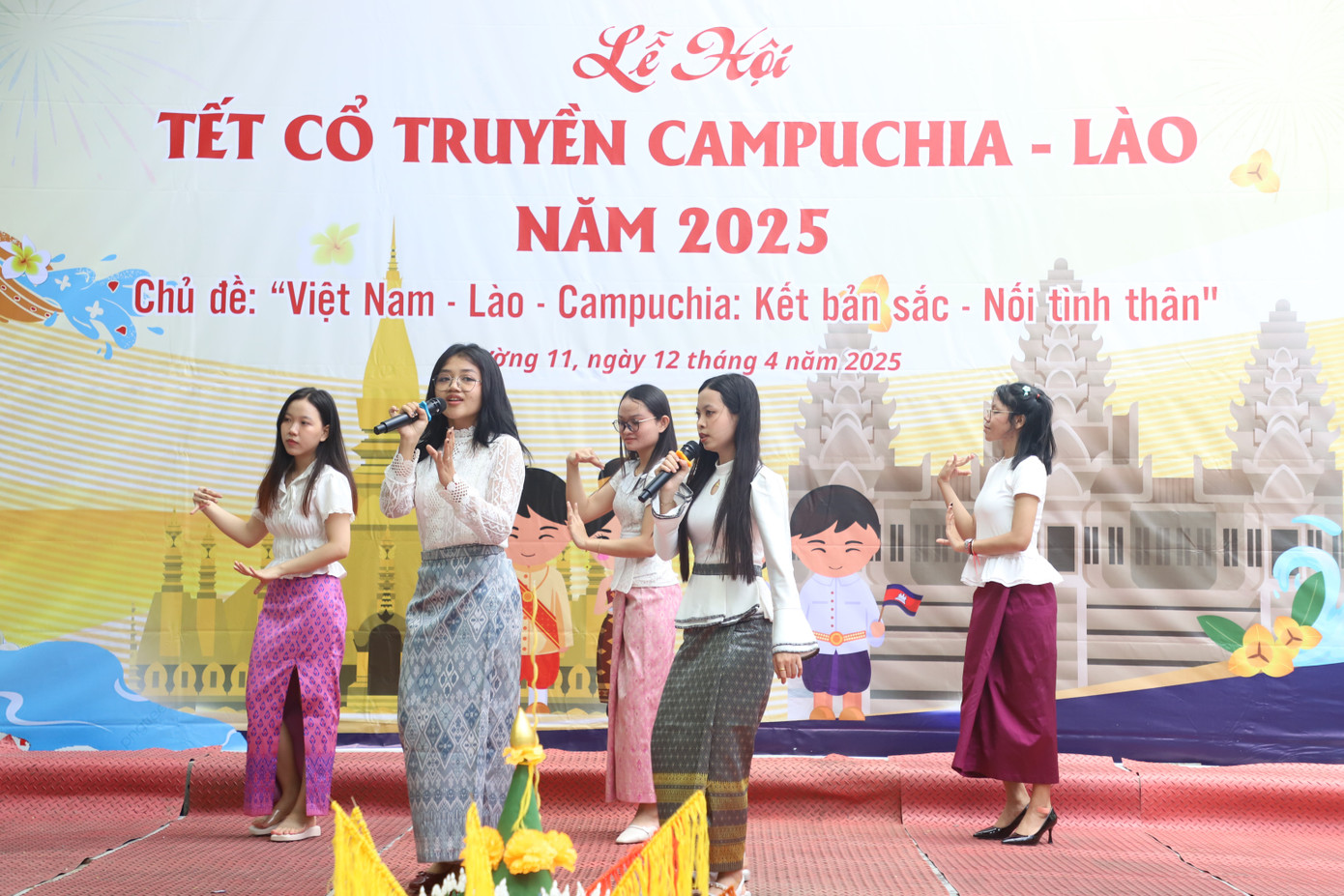 Tại lễ hội, các bạn trẻ ba nước Việt Nam, Lào, Campuchia cùng thưởng thức các tiết mục văn nghệ truyền thống; tham gia tiệc ẩm thực... trong không khí thắm tình hữu nghị, vui tươi. Ảnh: Ngô Tùng Tại lễ hội, các bạn trẻ ba nước Việt Nam, Lào, Campuchia cùng thưởng thức các tiết mục văn nghệ truyền thống; tham gia tiệc ẩm thực... trong không khí thắm tình hữu nghị, vui tươi. Ảnh: Ngô Tùng