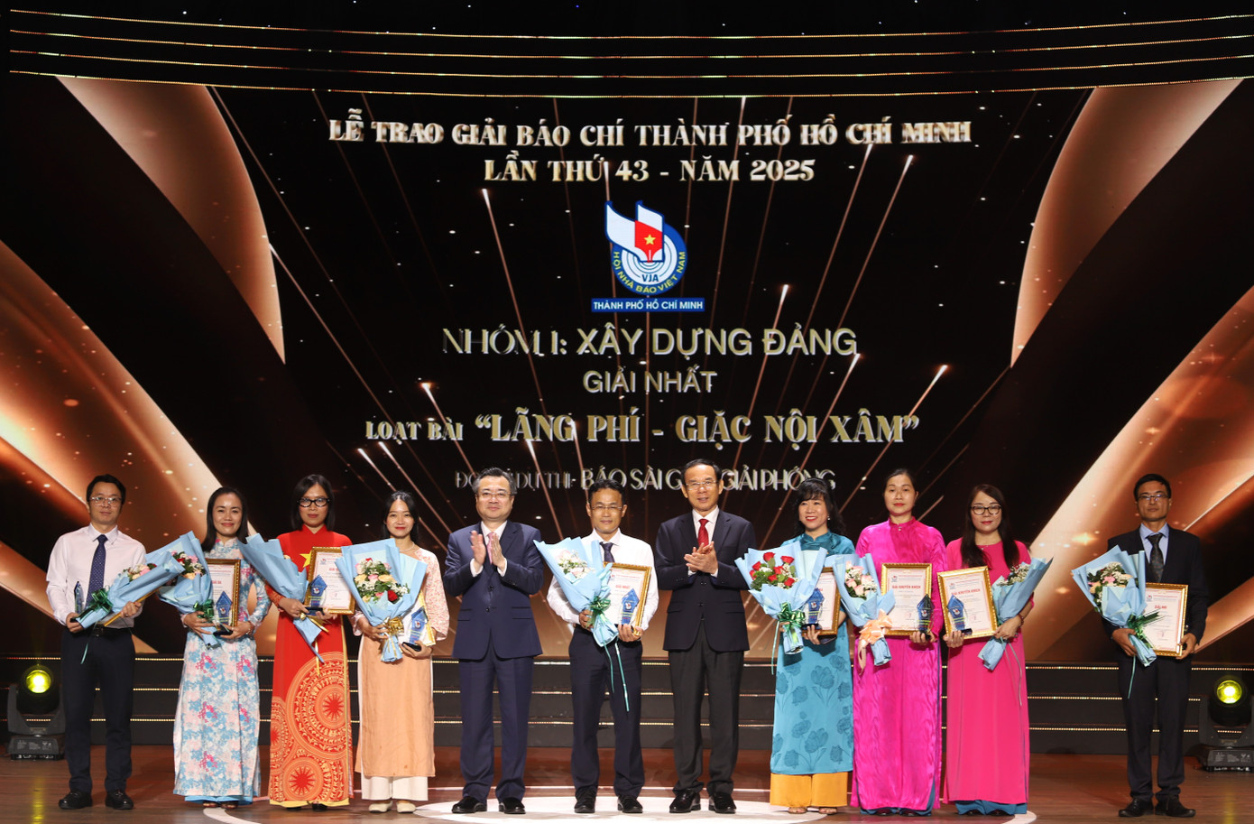 Lãnh đạo TPHCM trao giải báo chí thành phố cho phóng viên các cơ quan báo chí. Ảnh: Ngô Tùng.