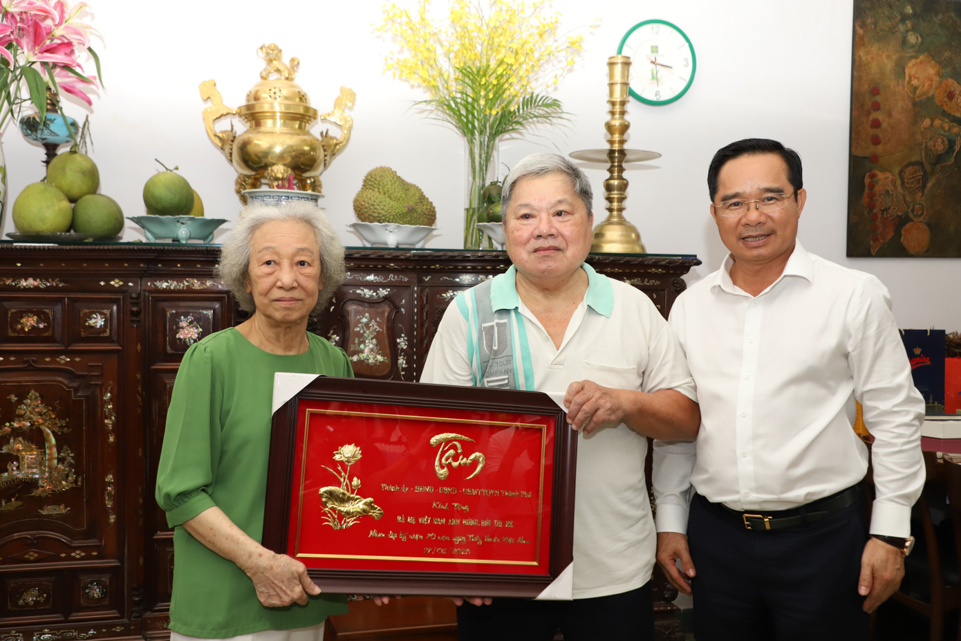 Chủ tịch Nguyễn Văn Được tặng quà tri ân những đóng góp của Mẹ Bùi Thị Mè và người thân đã cống hiến cho Tổ quốc. Mẹ Mè có 6 người con, trong đó có 3 người con trai đã hy sinh trong đợt Tổng tiến công Tết Mậu Thân năm 1968. Chủ tịch Nguyễn Văn Được tặng quà tri ân những đóng góp của Mẹ Bùi Thị Mè và người thân đã cống hiến cho Tổ quốc. Mẹ Mè có 6 người con, trong đó có 3 người con trai đã hy sinh trong đợt Tổng tiến công Tết Mậu Thân năm 1968.