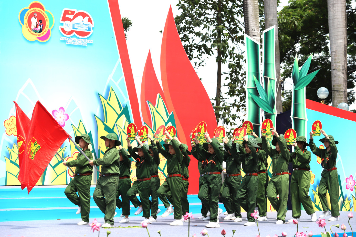 Để giờ đây, thế hệ nối tiếp cùng nhau sống lại những giây phút đầy tự hào của dân tộc trong những thời khắc lịch sử, qua phần diễu hành tái hiện của các bạn đội viên, thiếu nhi thành phố.