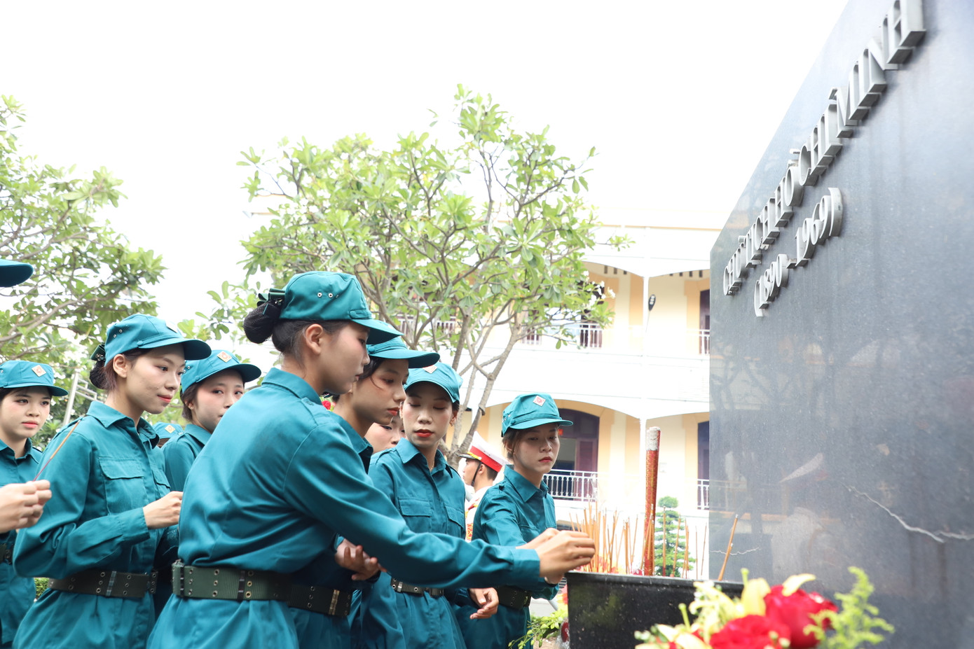 Trước buổi lễ xuất quân, Đảng ủy, Bộ Tư lệnh TPHCM cùng các chiến sĩ dân quân đã tiến hành dâng hoa, dâng hương tưởng niệm Chủ tịch Hồ Chí Minh. Ảnh: Ngô Tùng