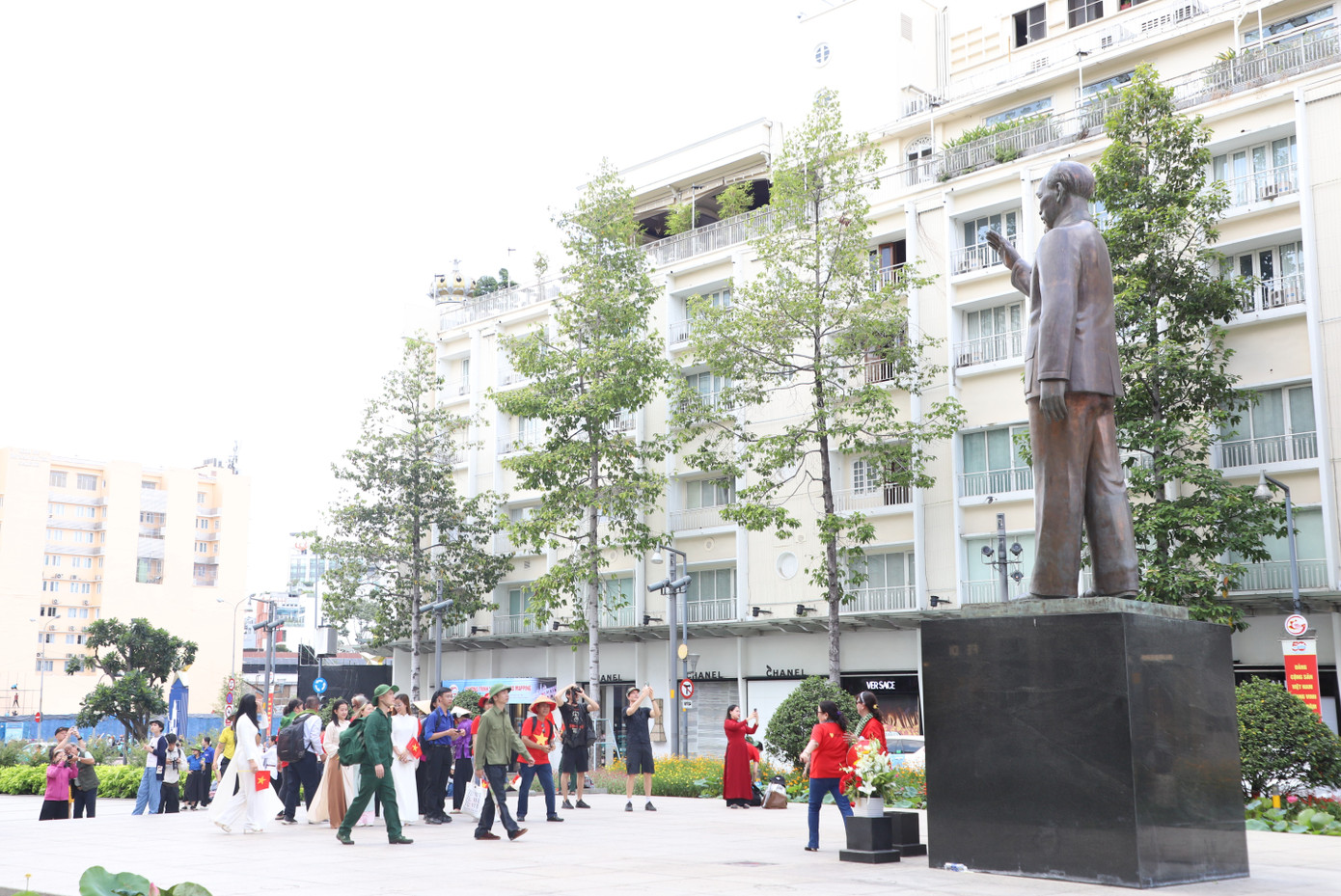 Trong những ngày lịch sử của dịp đại lễ "50 năm mới có một lần", các cựu chiến binh, Đảng bộ, chính quyền, nhân dân cả nước đã đến TPHCM như một chuyến về nguồn, sống lại những ngày tháng lịch sử của 50 năm về trước.