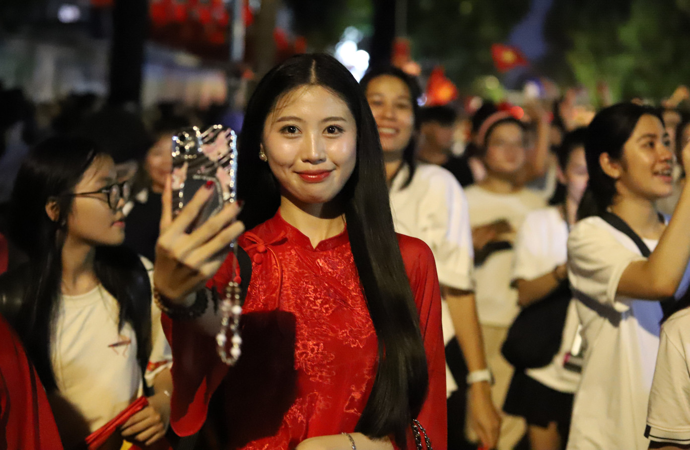 Các bạn trẻ hòa trong bầu không khí phấn khởi, sôi nổi xem diễu binh, diễu hành chuẩn bị cho đại lễ kỷ niệm ngày 30/4.