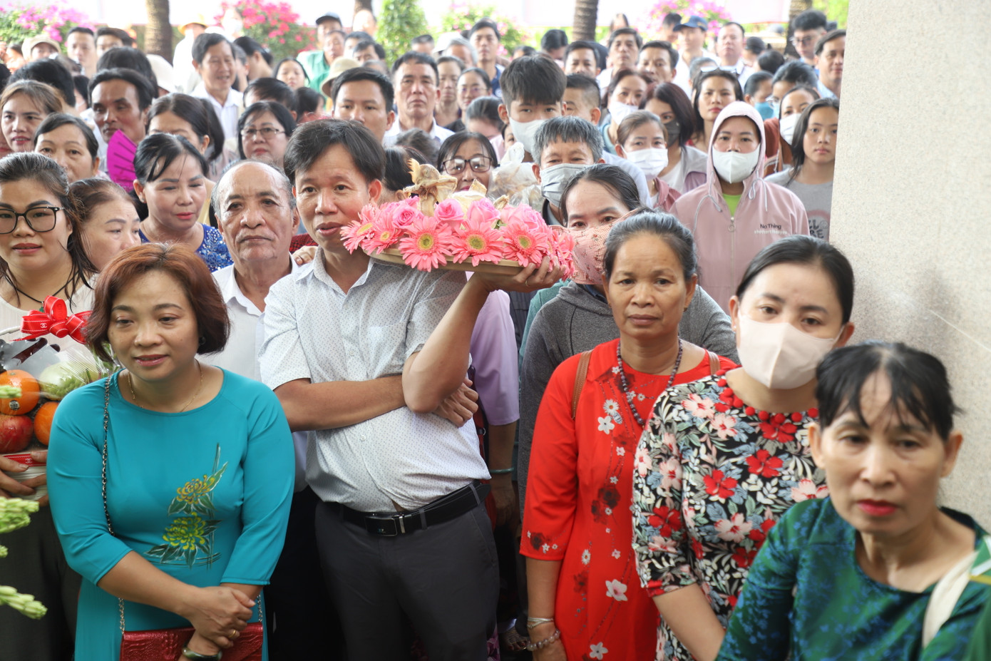 Bà con nhân dân mang theo lễ vật chờ dâng cúng lên Quốc tổ Hùng Vương. Bà con nhân dân mang theo lễ vật chờ dâng cúng lên Quốc tổ Hùng Vương.