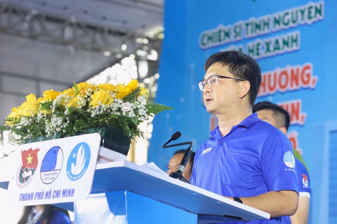 Ông Nguyễn Mạnh Cường trao đổi tại buổi lễ ra quân.